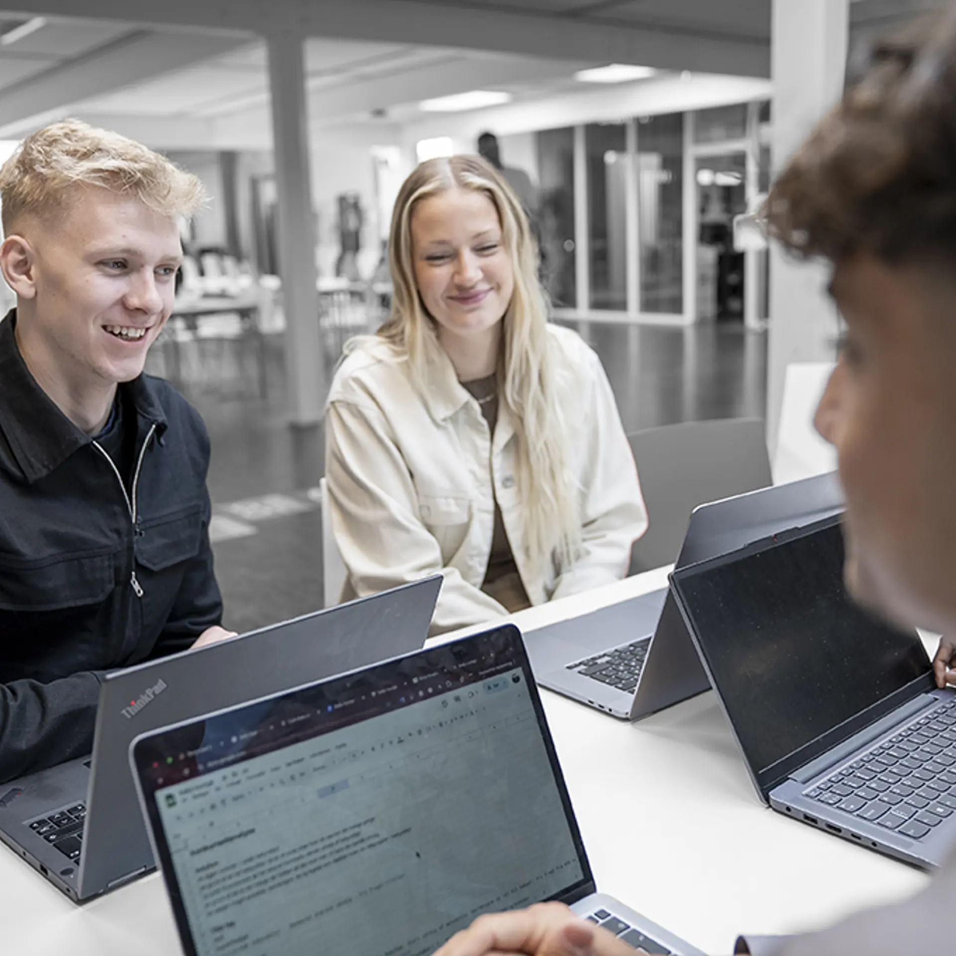 Elever sidder sammen på Handelsuddannelsen