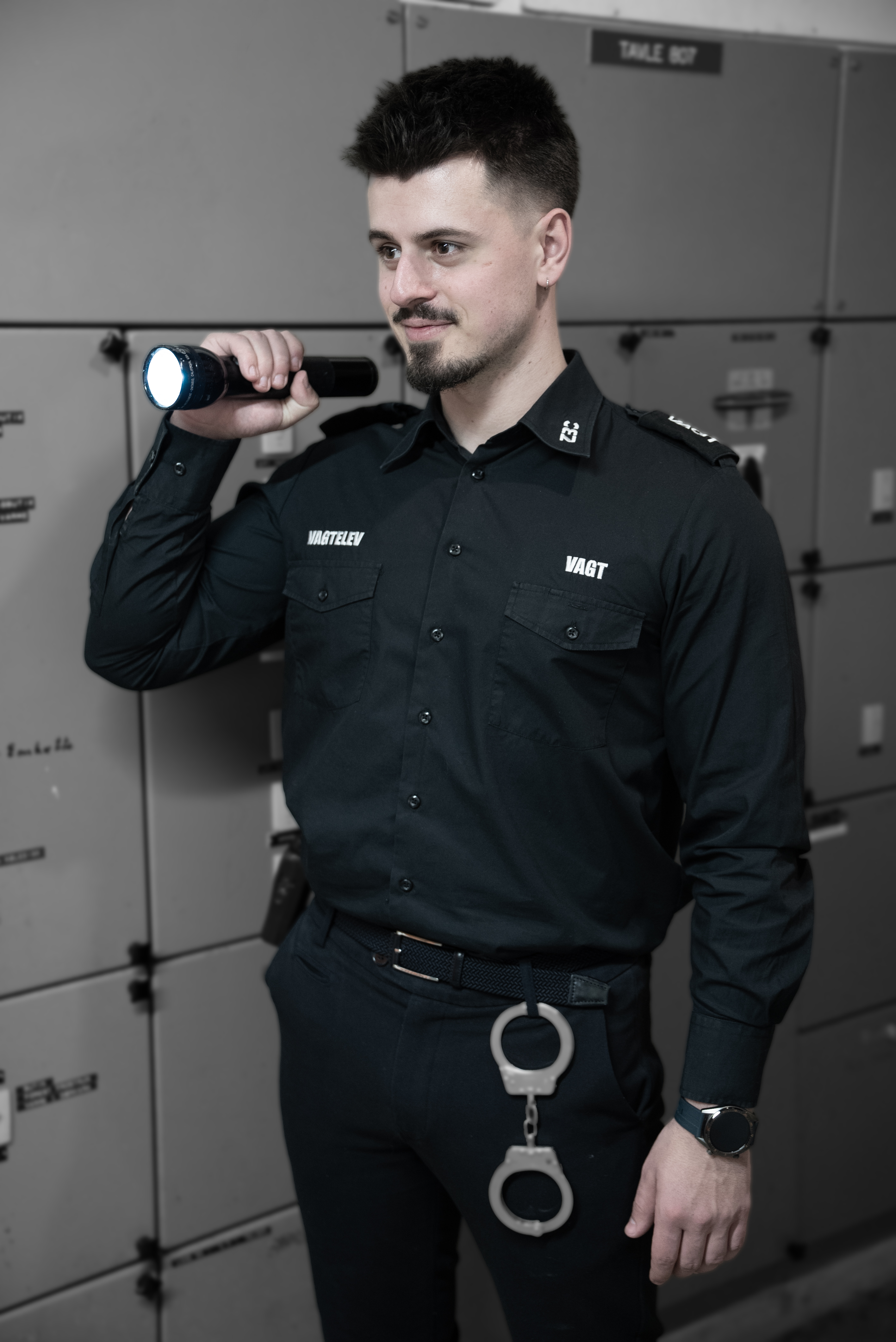Elev på uddannelsen til sikkerhedsvagt går rundering med lommelygte