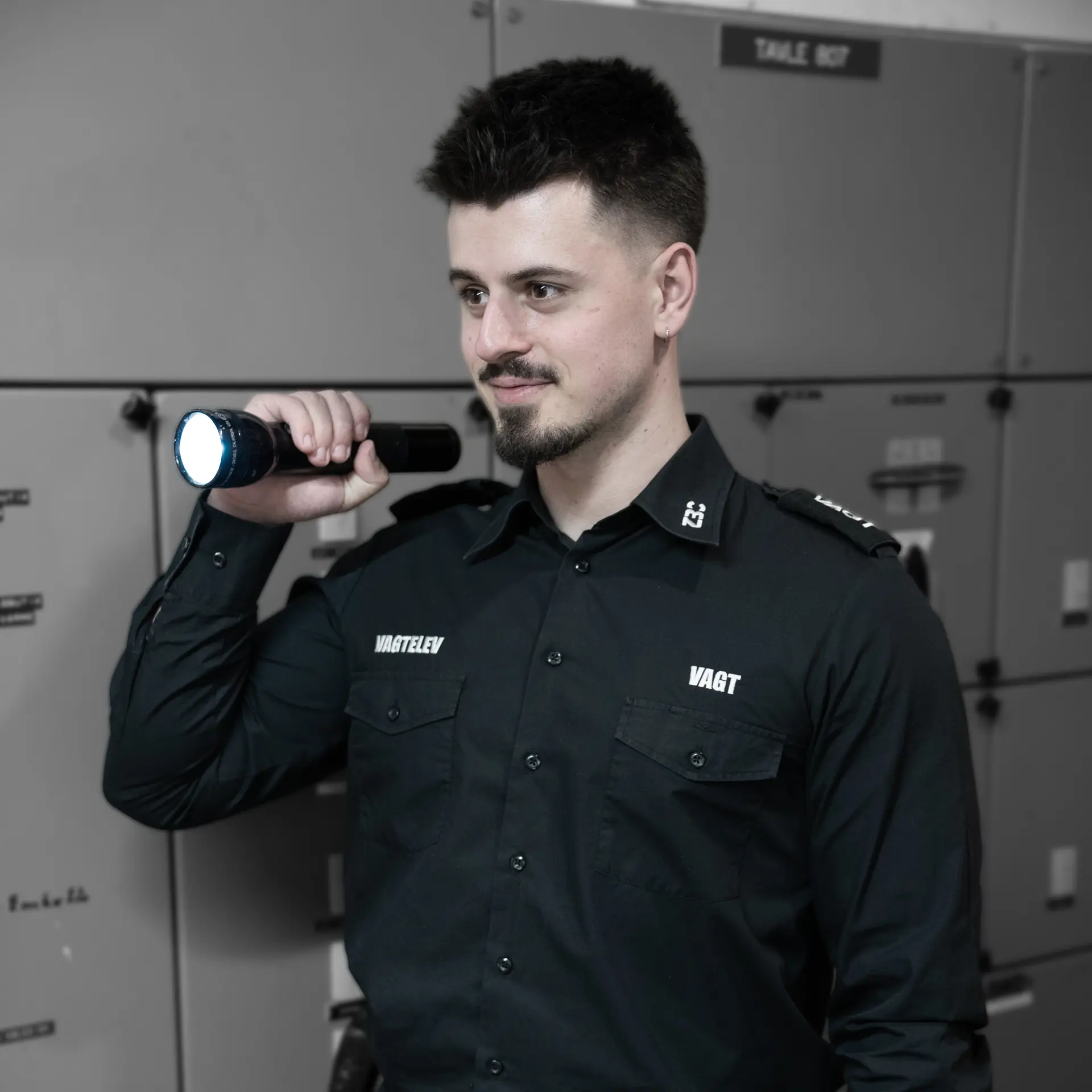 Elev på uddannelsen til sikkerhedsvagt går rundering med lommelygte