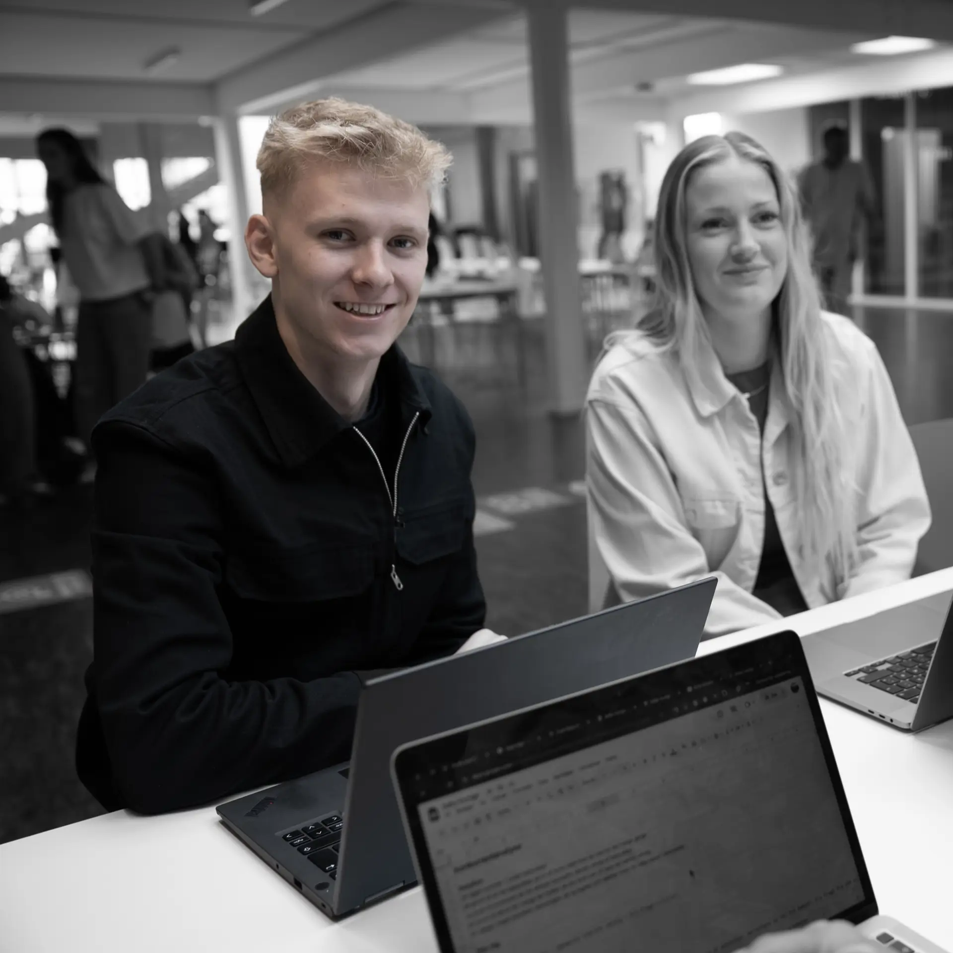 Elever på handelsuddannelsen arbejder på computere i studiemiljø