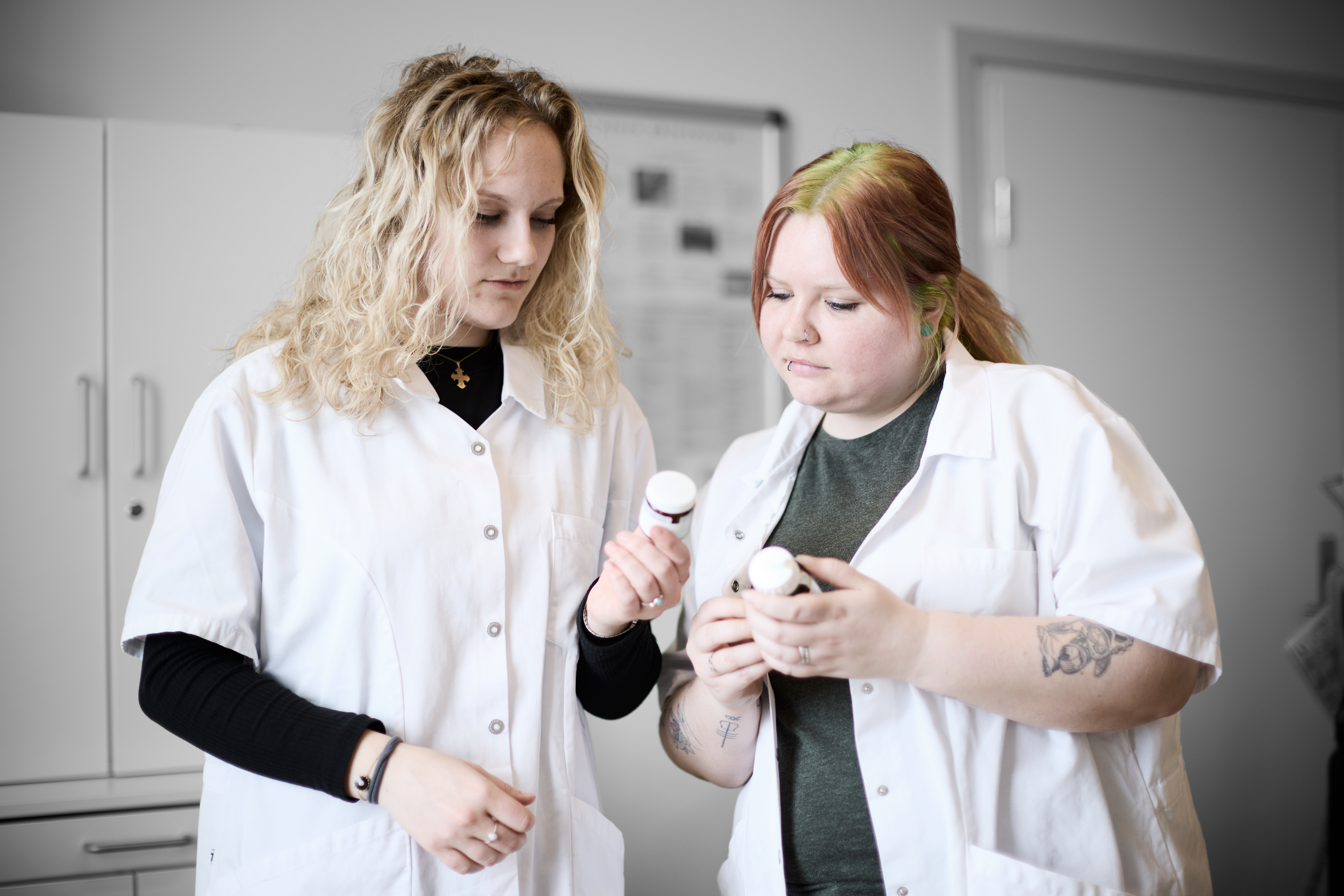 Social- og sundhedsassistenter ser nærmere på medicinglas