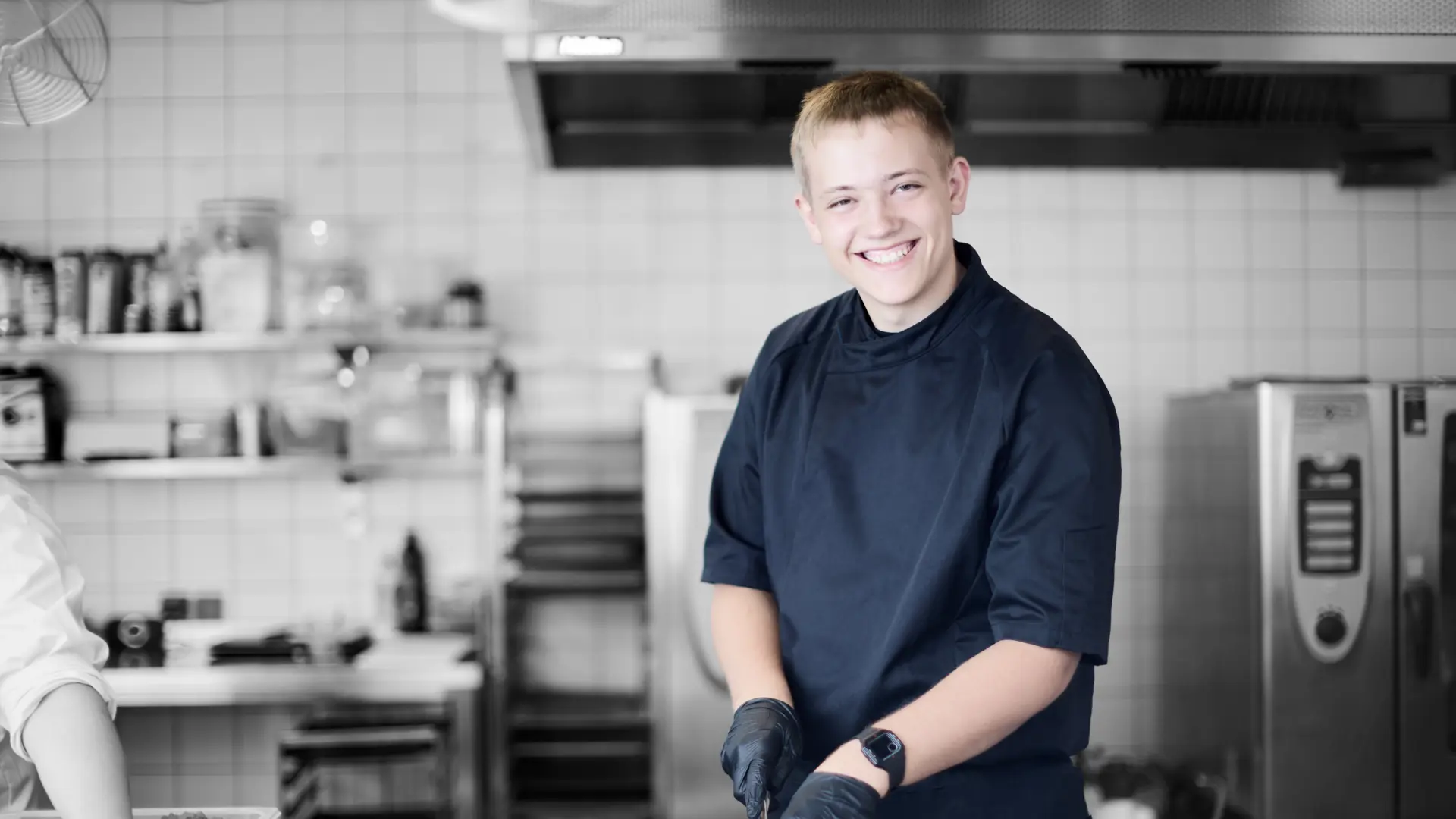 Kok laver udskæring af kød