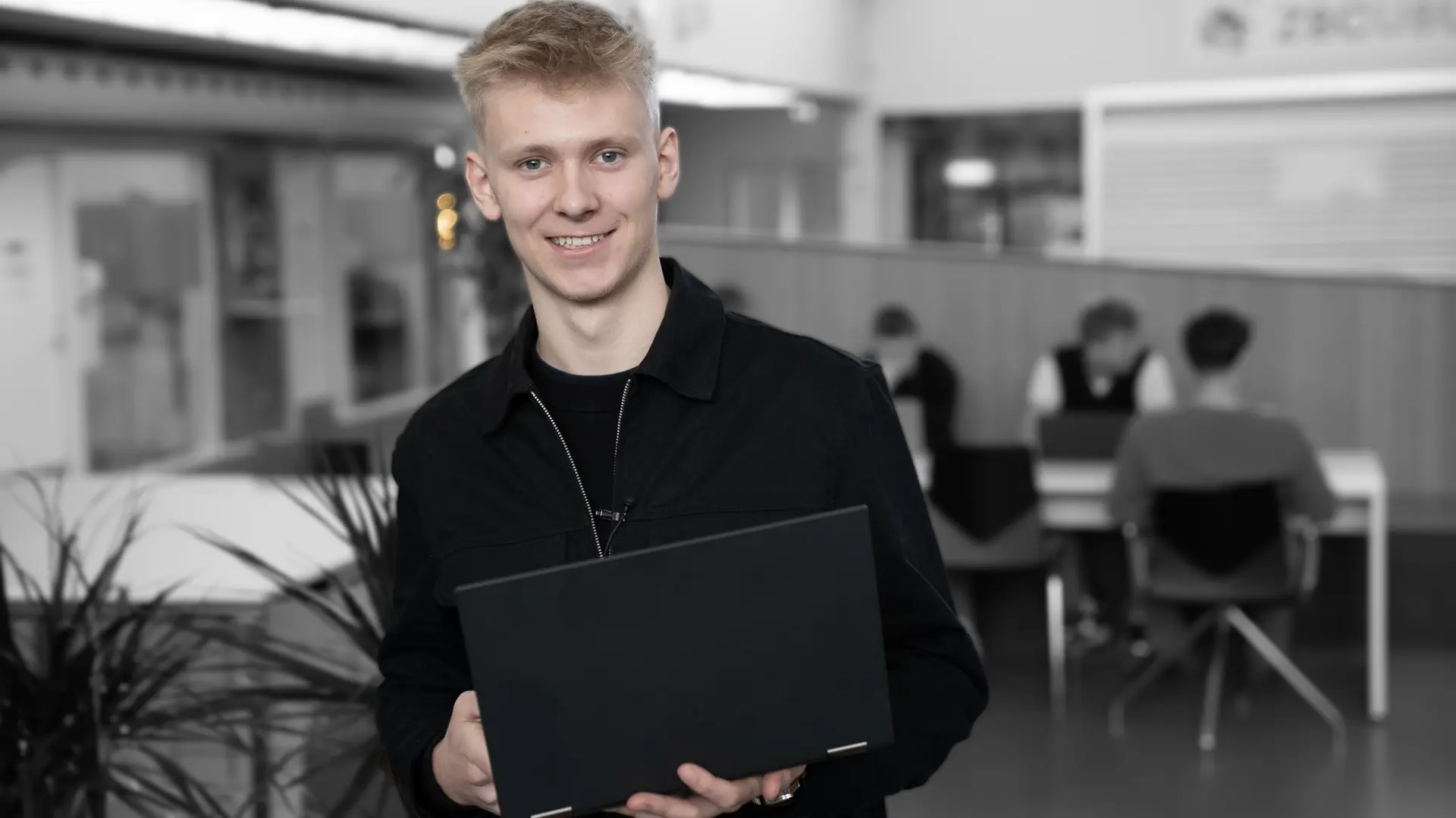 Elev på handelsuddannelsen med computer i studiemiljø