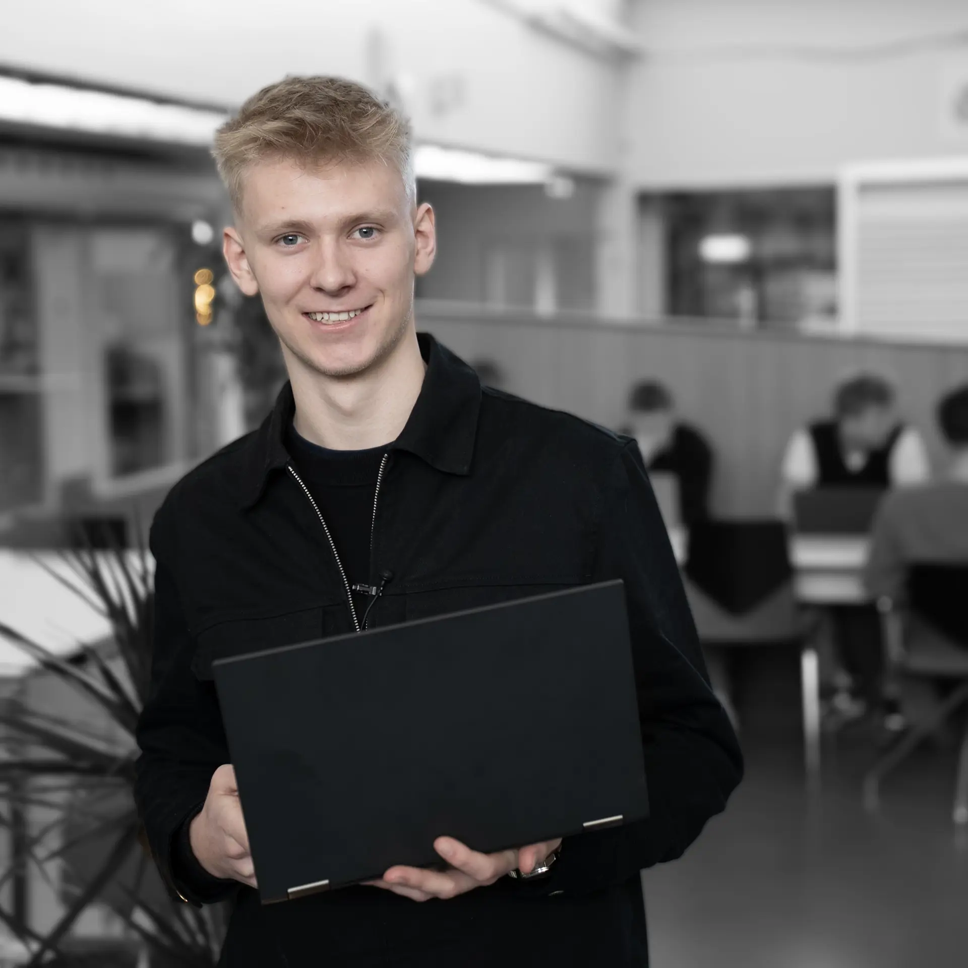 Elev på handelsuddannelsen med computer i studiemiljø
