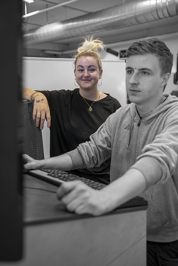 Elever fra Lastvognsmekanikeruddannelsen arbejder i systemer