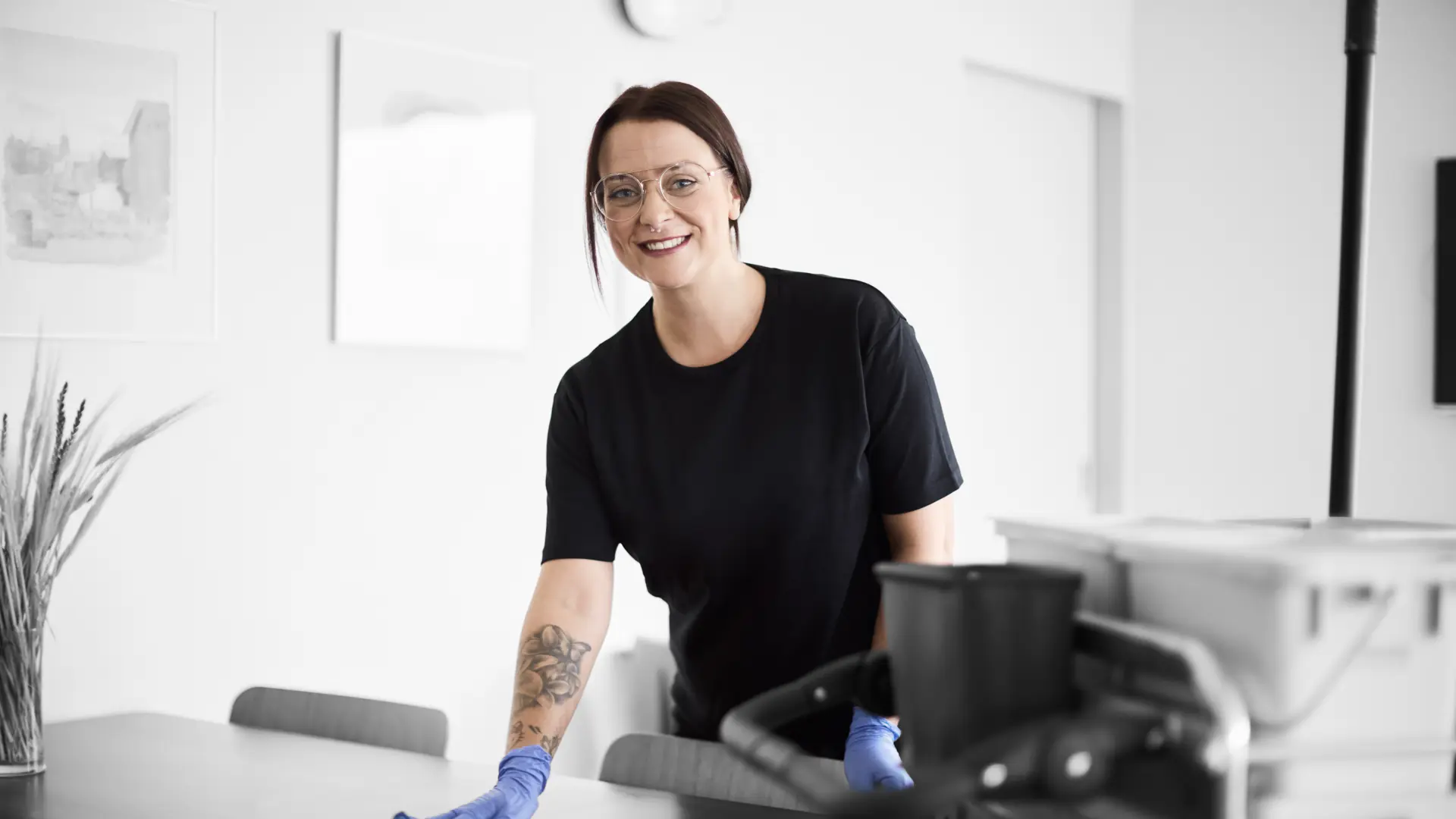 Serviceassistent rengør et bord