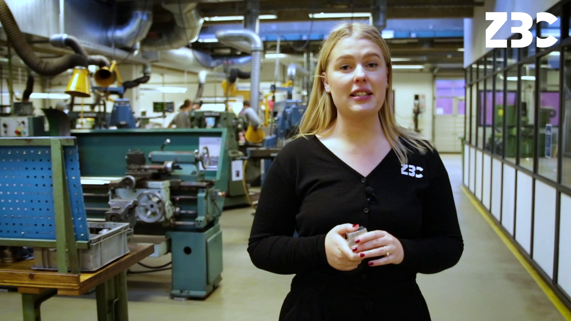 Kvinde i værksted fortæller om ZBC Slagelse