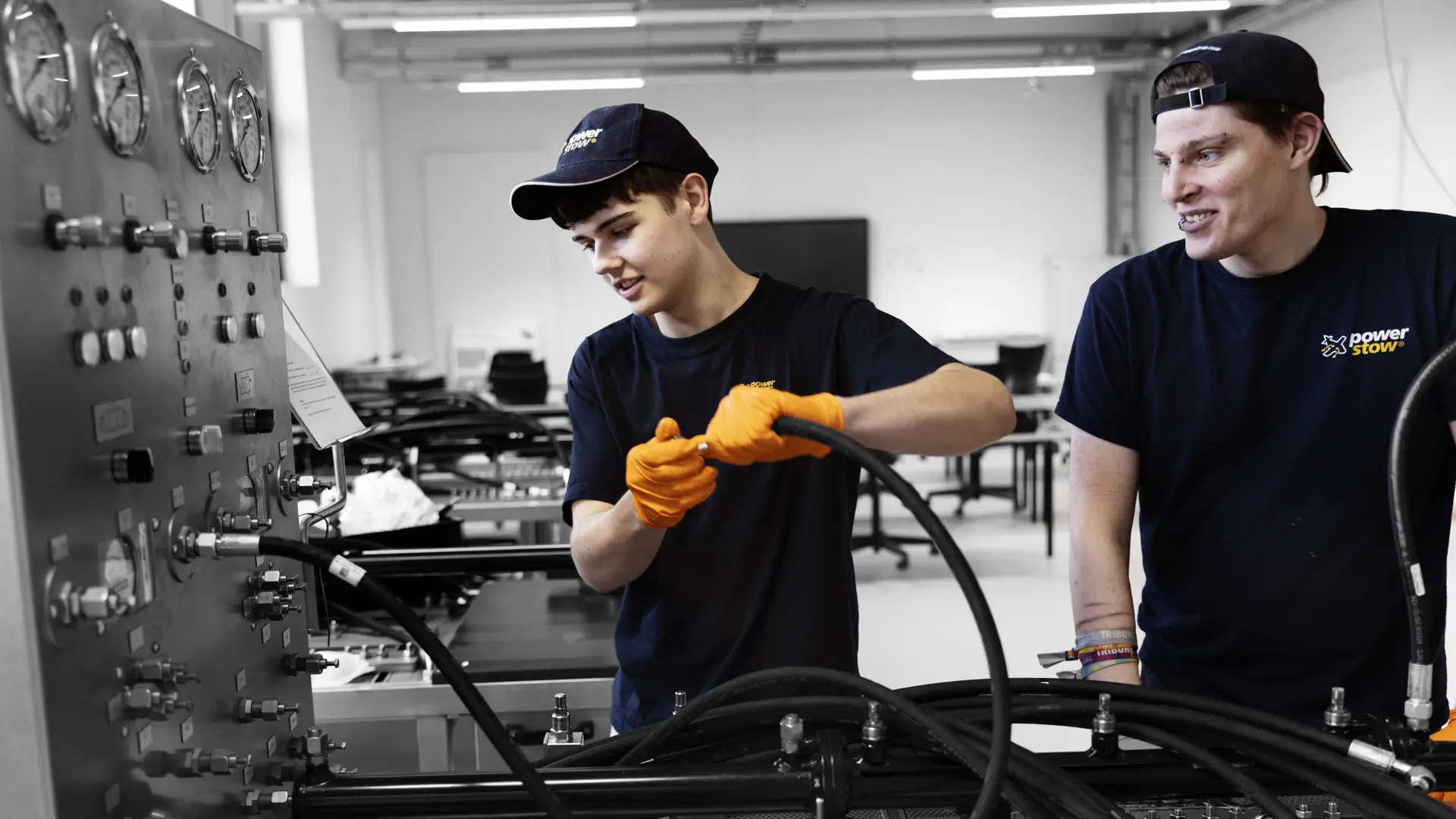 Automatikteknikere arbejder ved anlæg