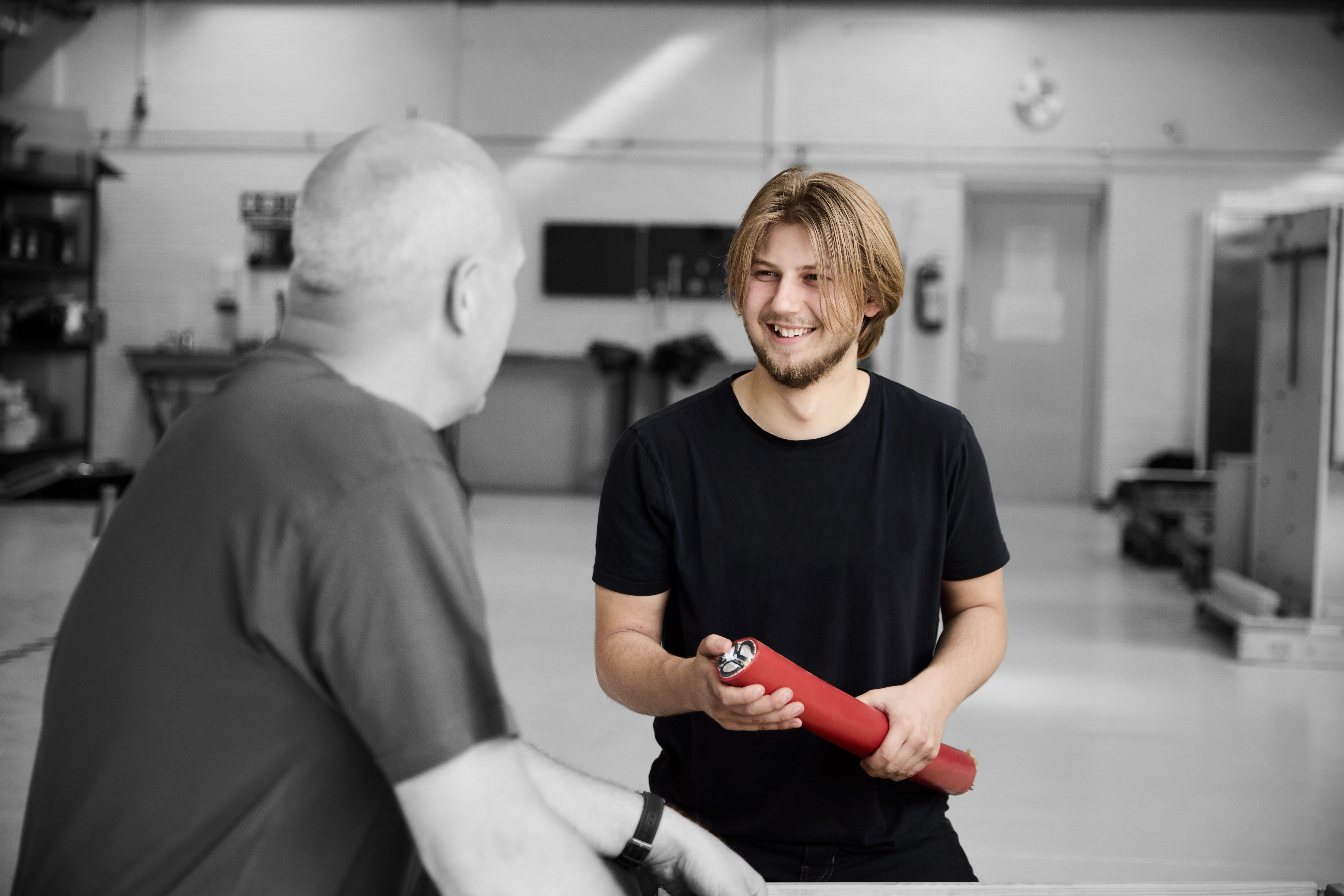 Forsyningsoperatør viser el-kabel til anden elev