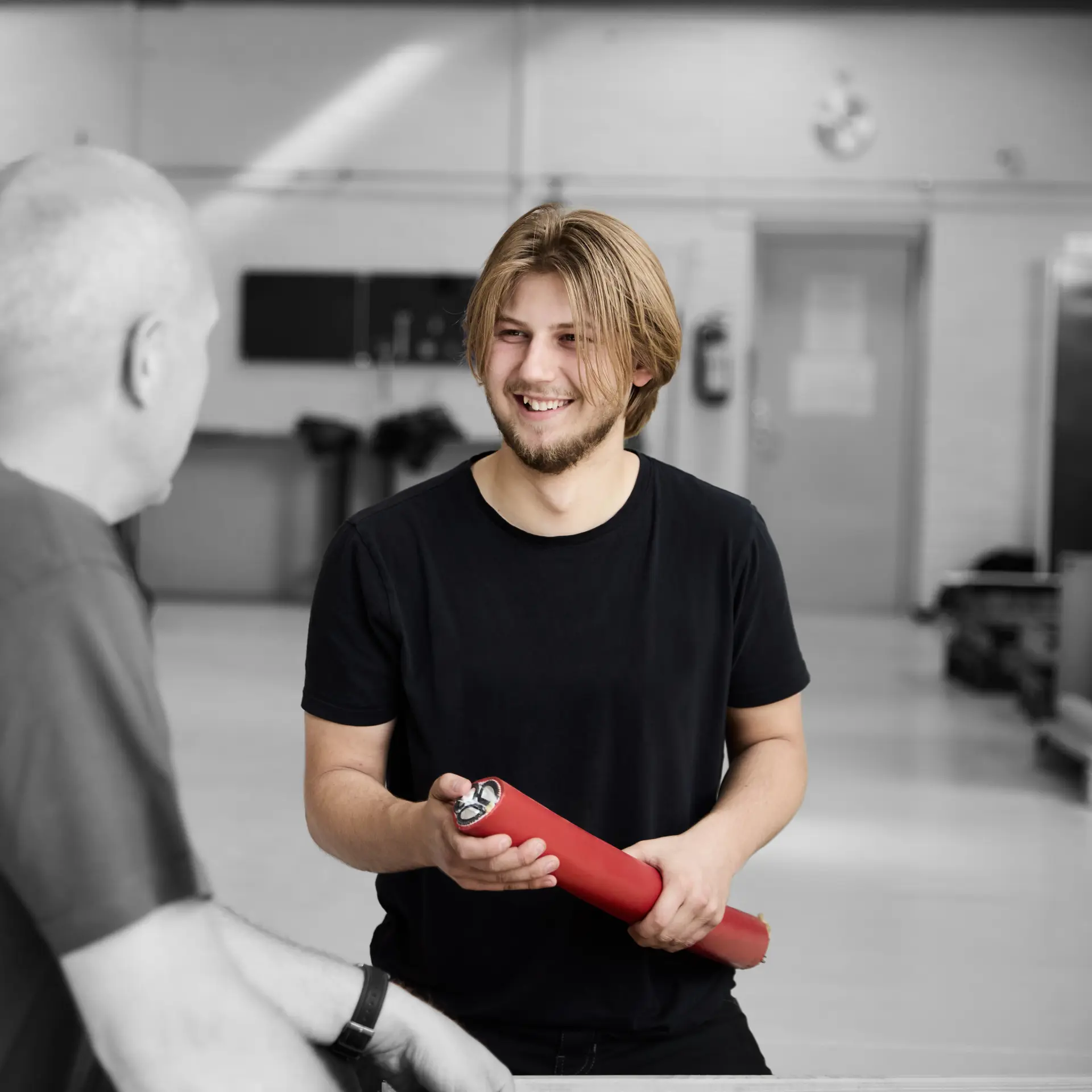 Forsyningsoperatør viser el-kabel til anden elev