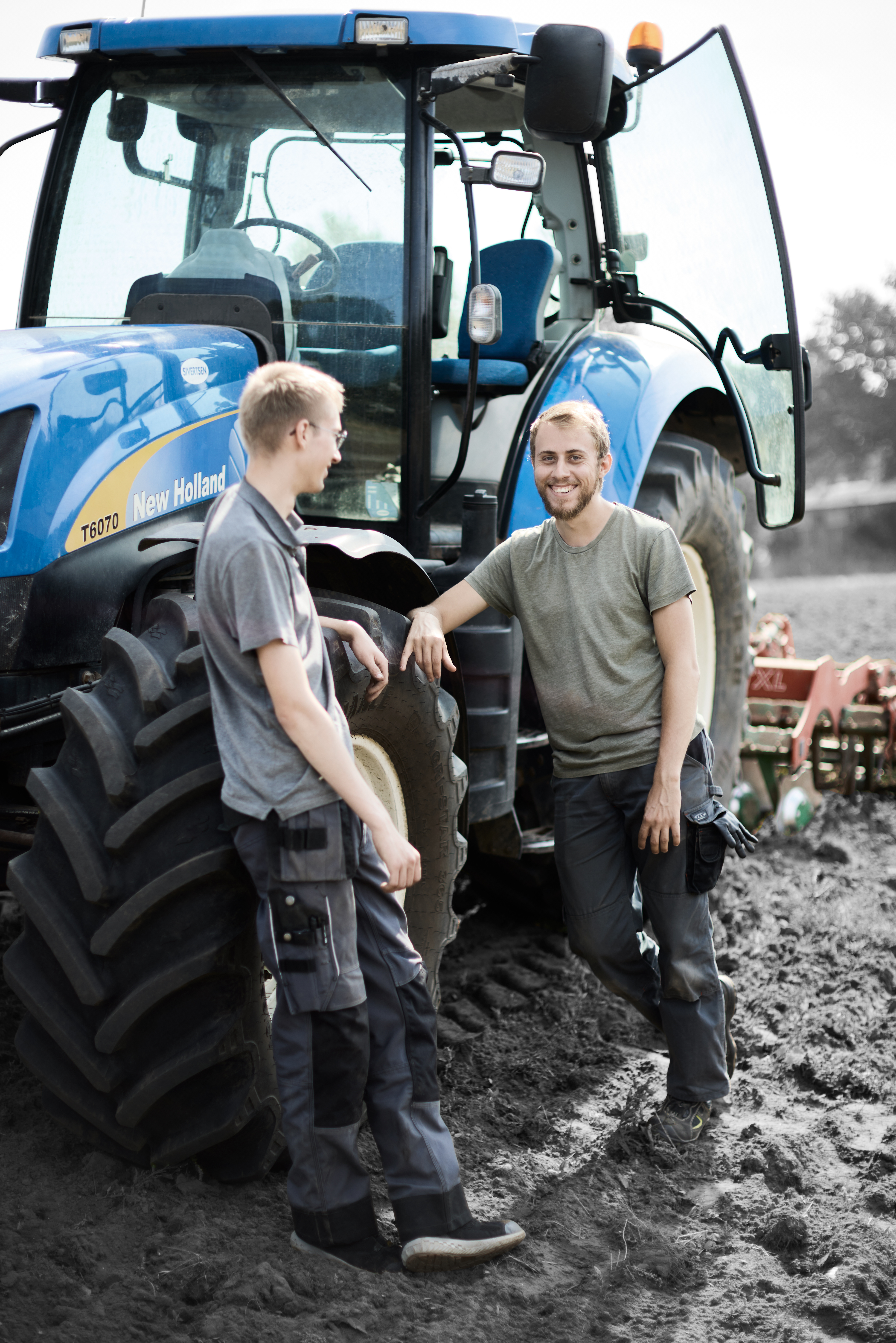Landmænd ved traktor