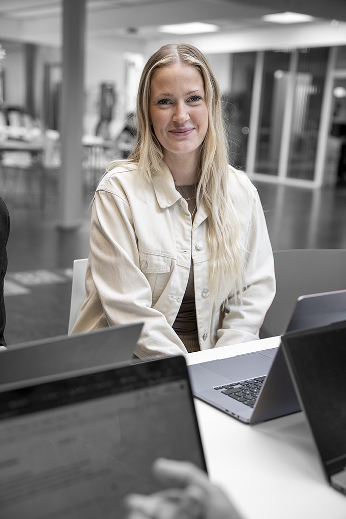 Elev på Handelsuddannelsen sidder i gruppearbejde med computer