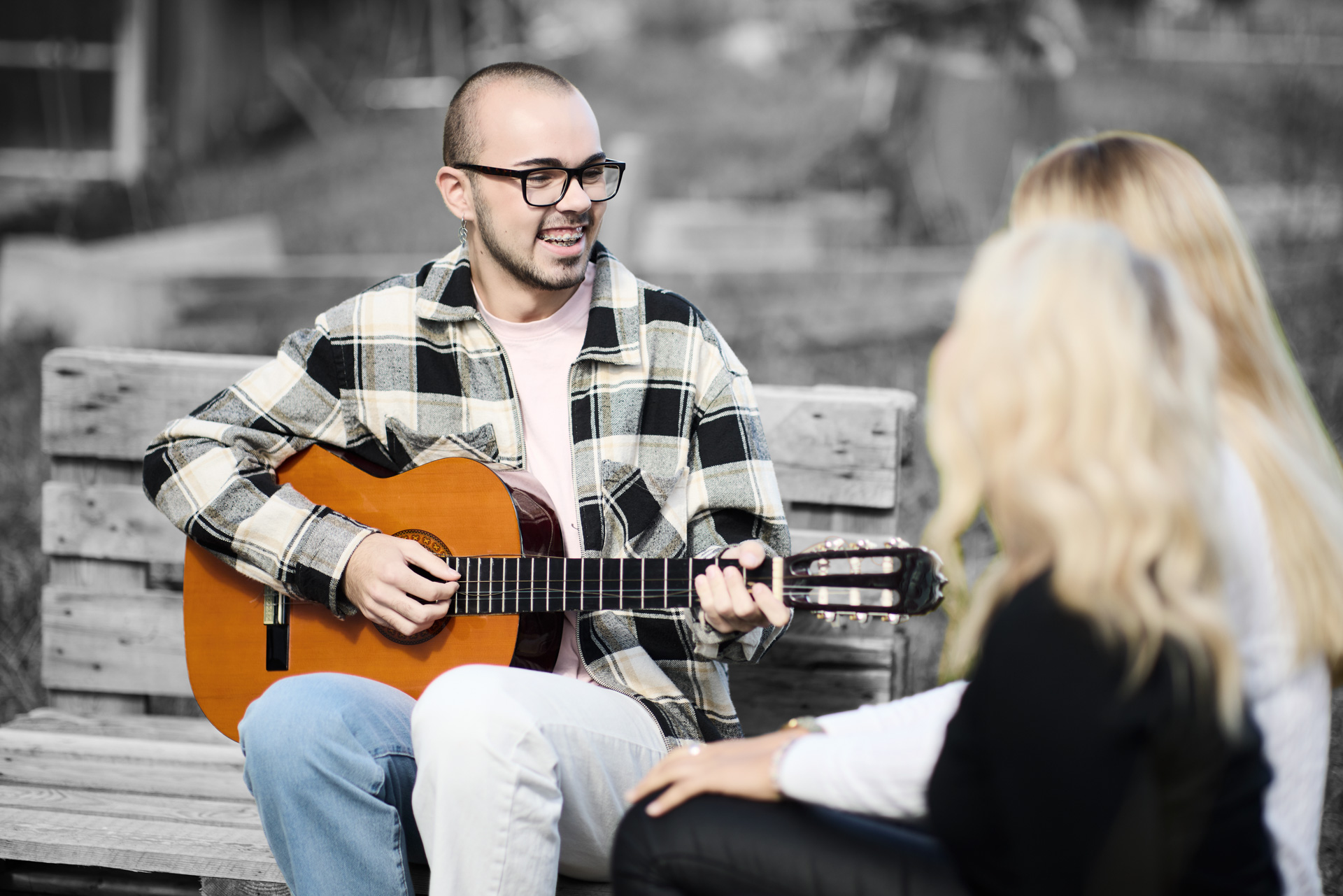 Pædagogisk assistent spiller guitar
