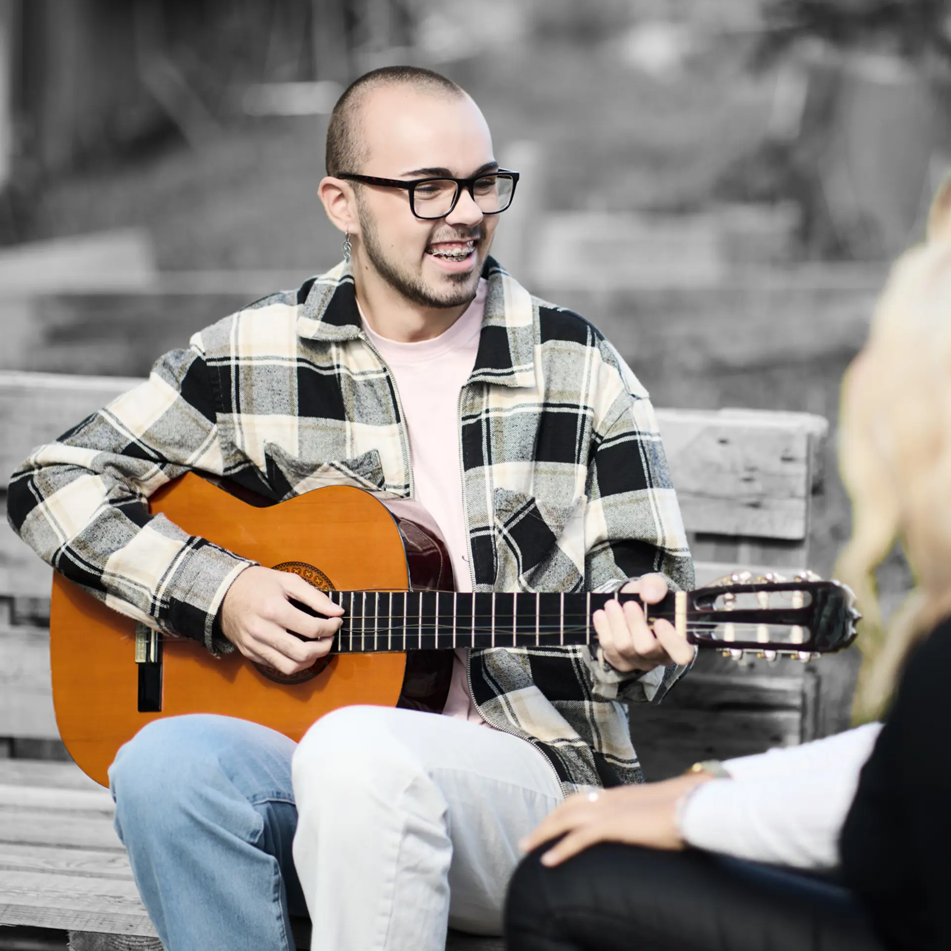 Pædagogisk assistent spiller guitar