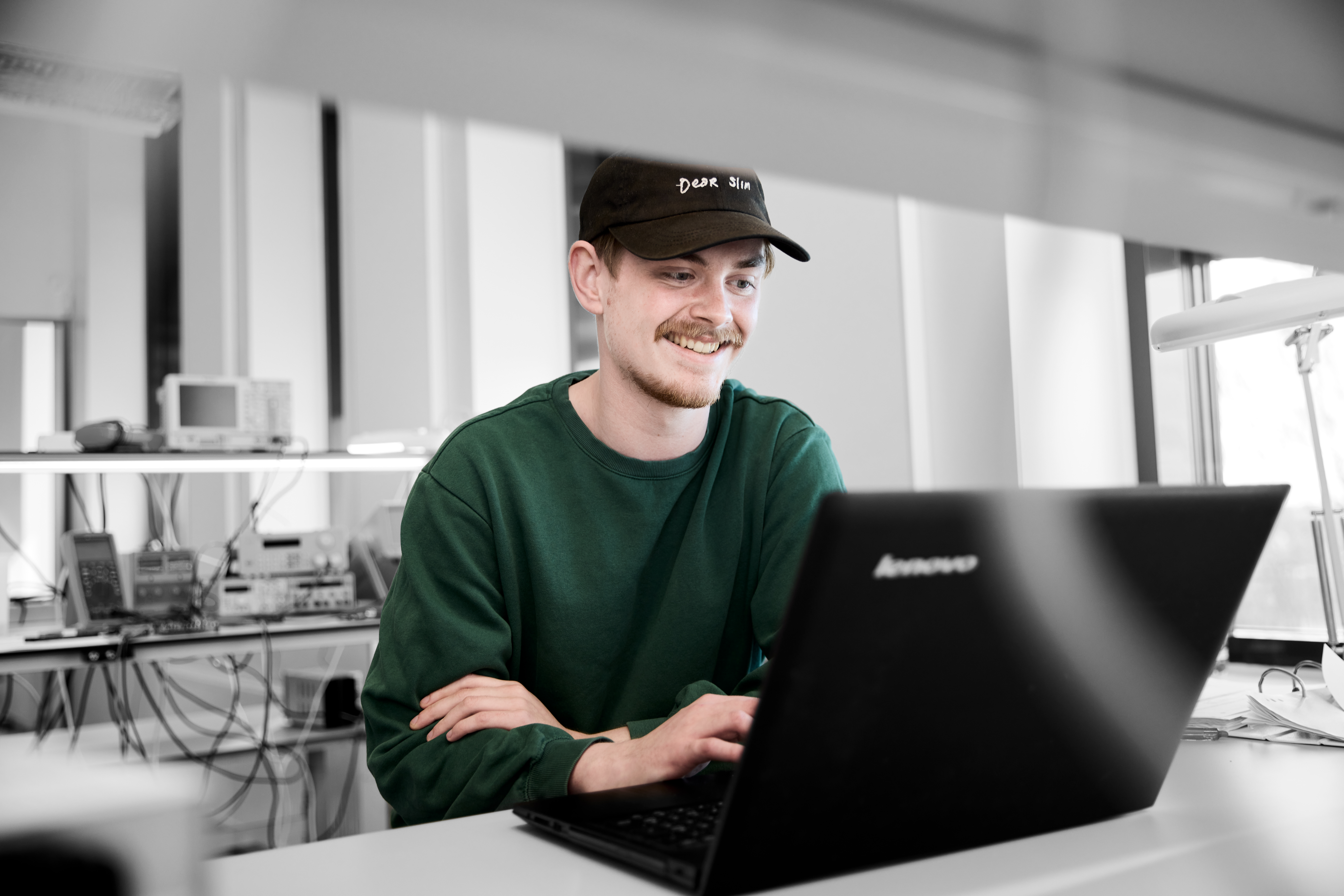 Eleketronikfagtekniker arbejder ved computer