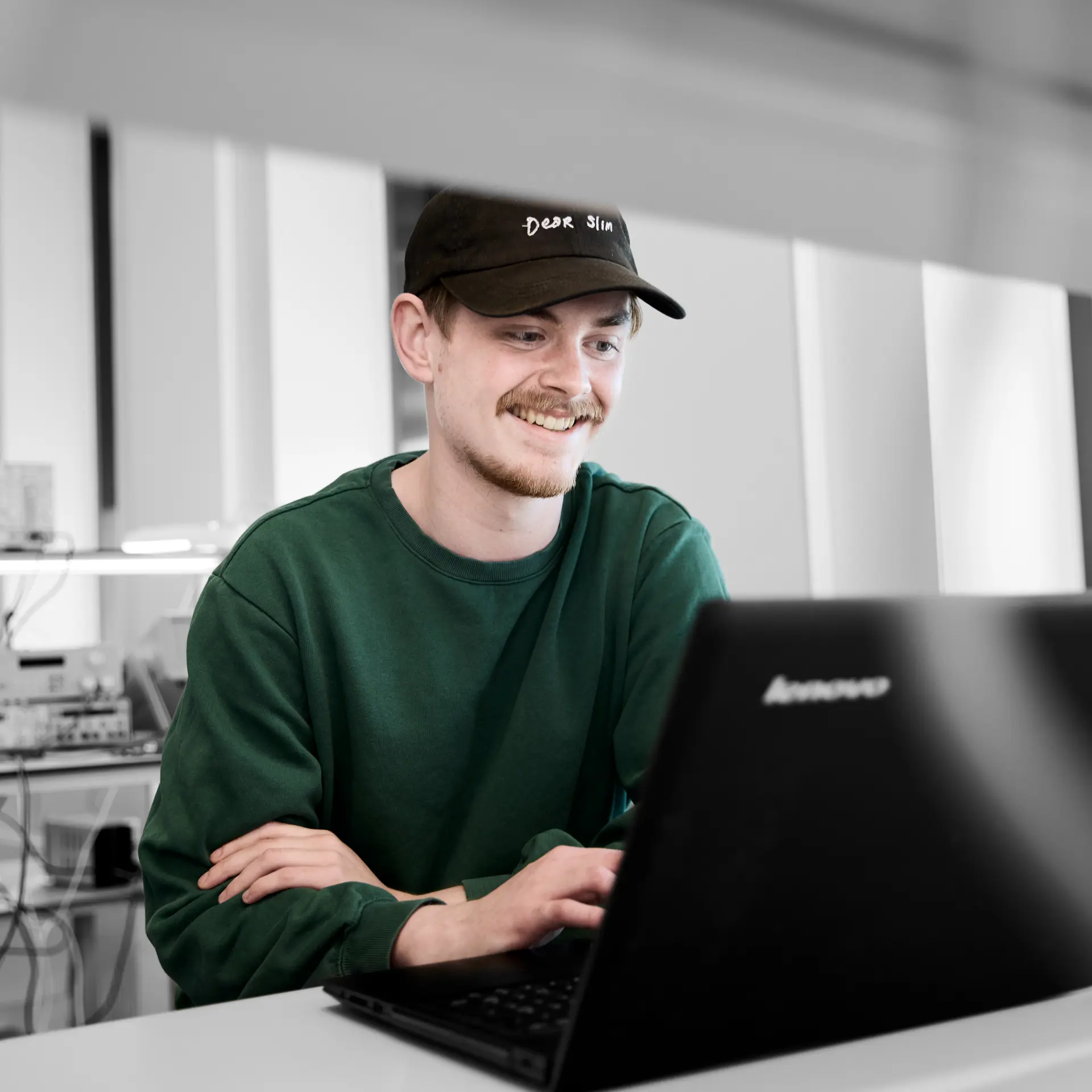 Eleketronikfagtekniker arbejder ved computer