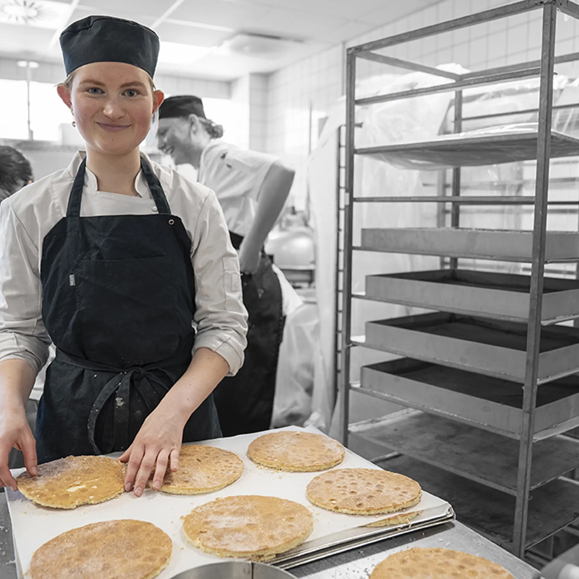 Elev På Uddannelsen Til Bager Og Konditor Bager Lagkagebunde