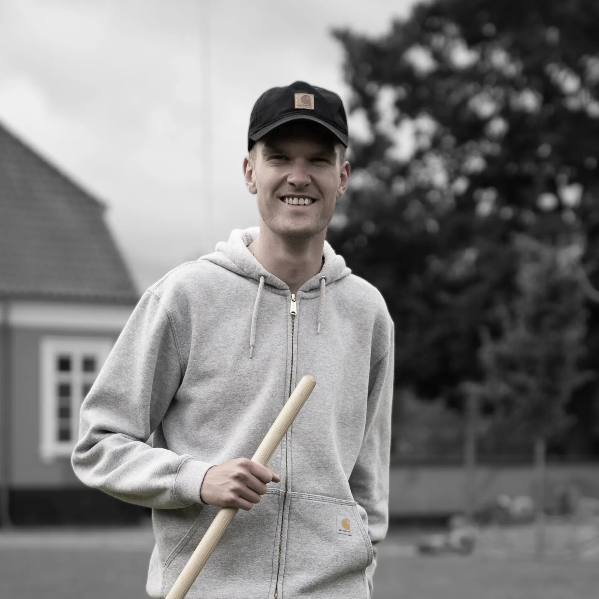 Elev på uddannelsen til anlægsgartner står med redskaber