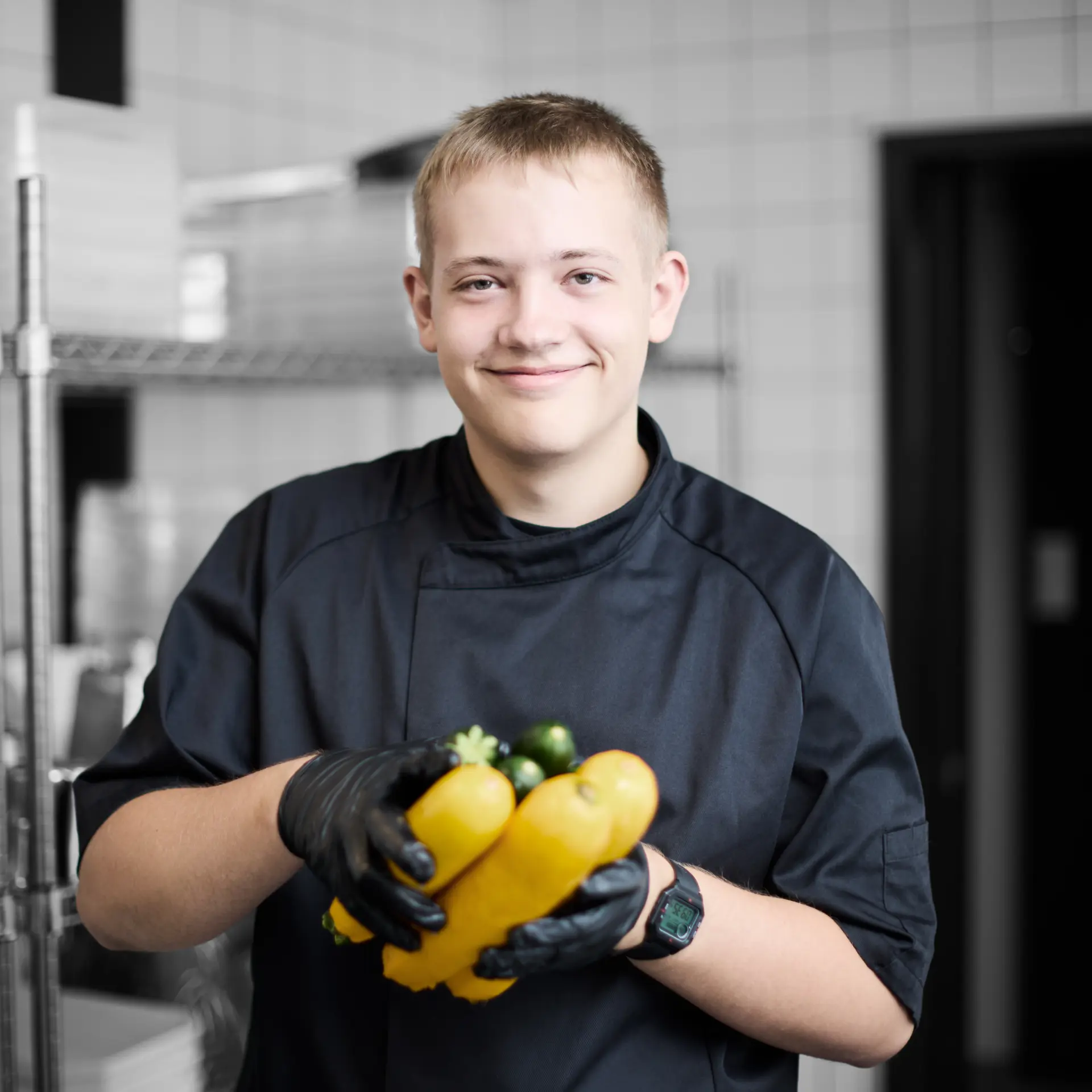 Kok med råvarer i hånden