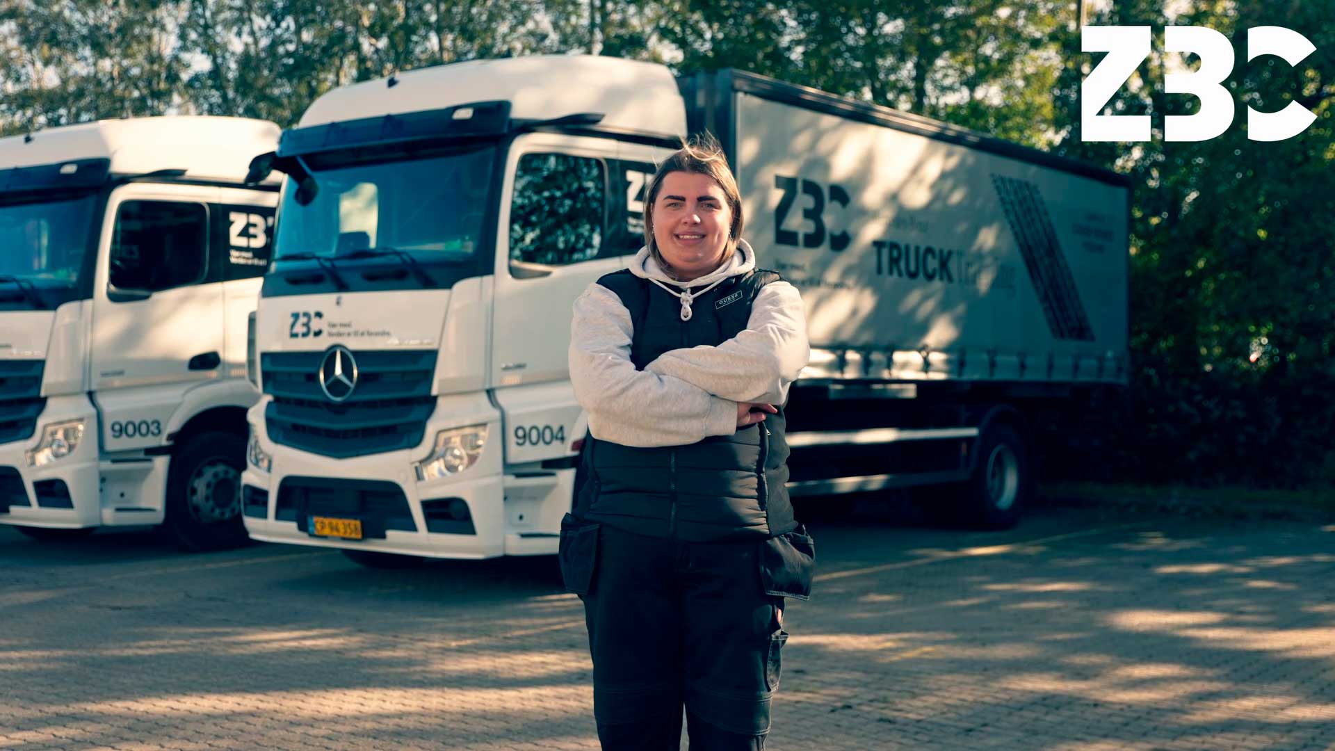 Vejgodstransport-elev foran lastbiler