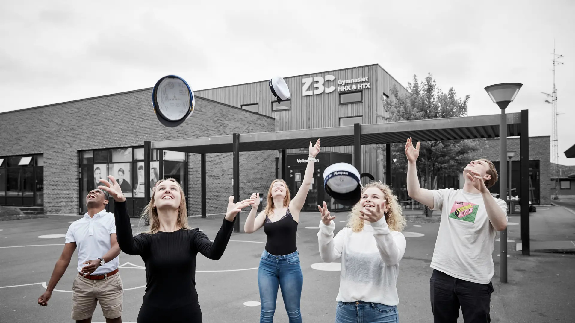 HHX- og HTX-elever kaster studenterhuer op i luften