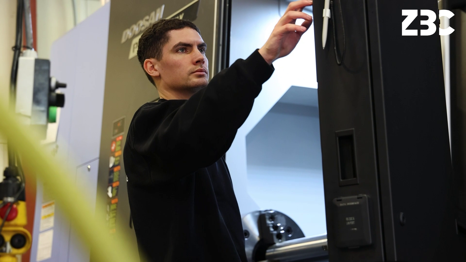 Industritekniker arbejder ved CNC-fræser