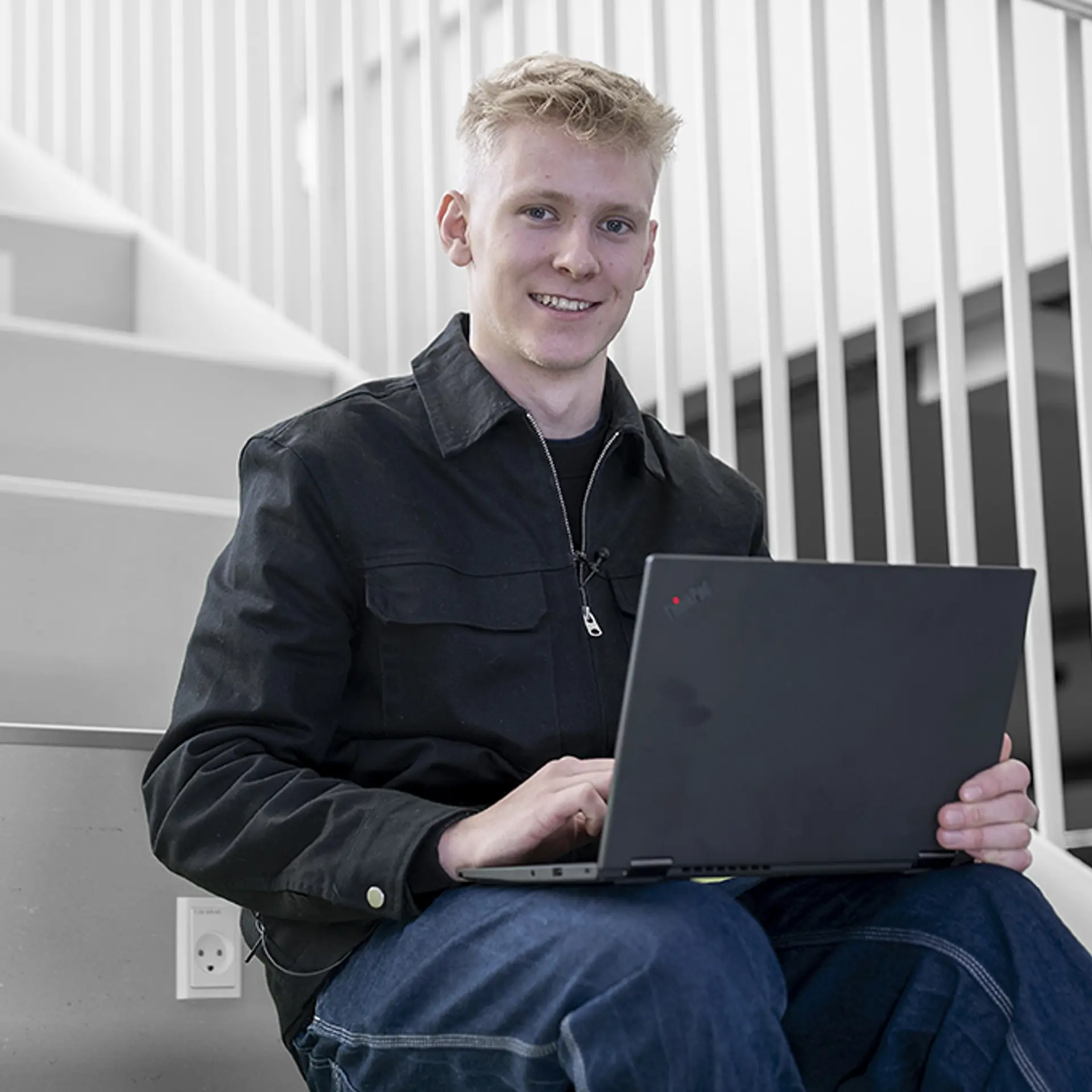 Elev på Handelsuddannelsen i undervisningen med computer