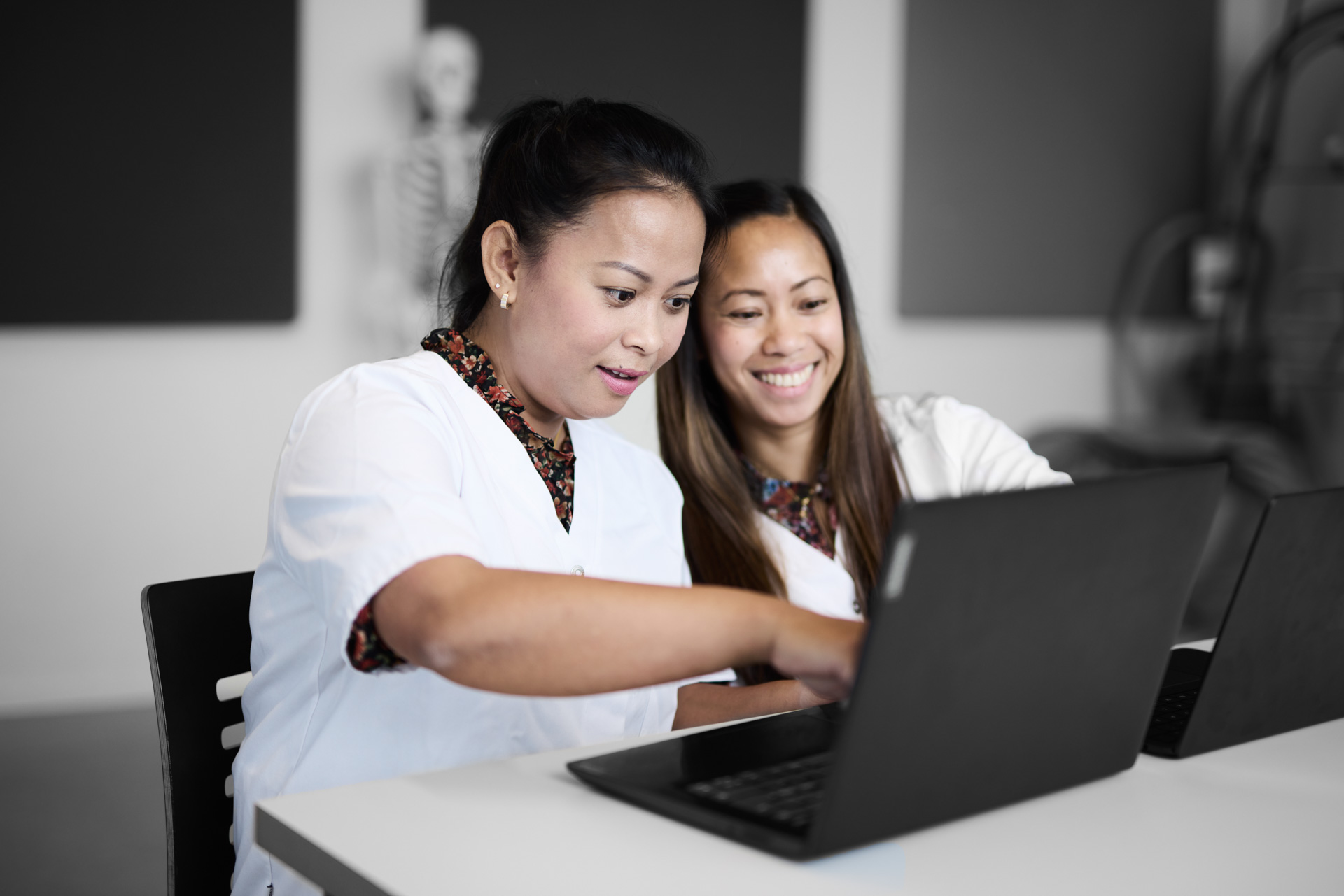 Social og sundhedshjælper med computer