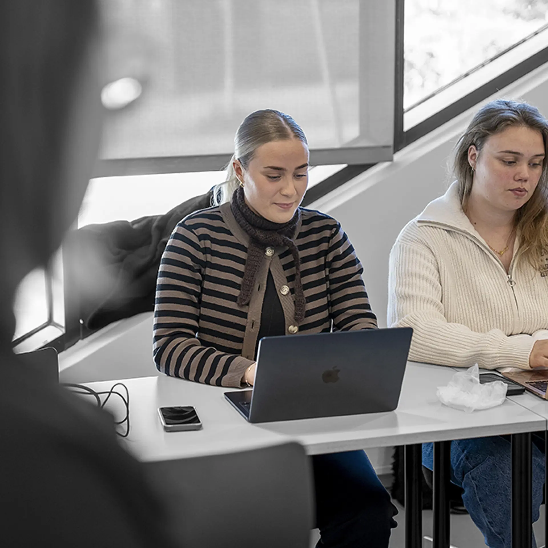 Elever fra SOSU- uddannelsen sidder til undervisning