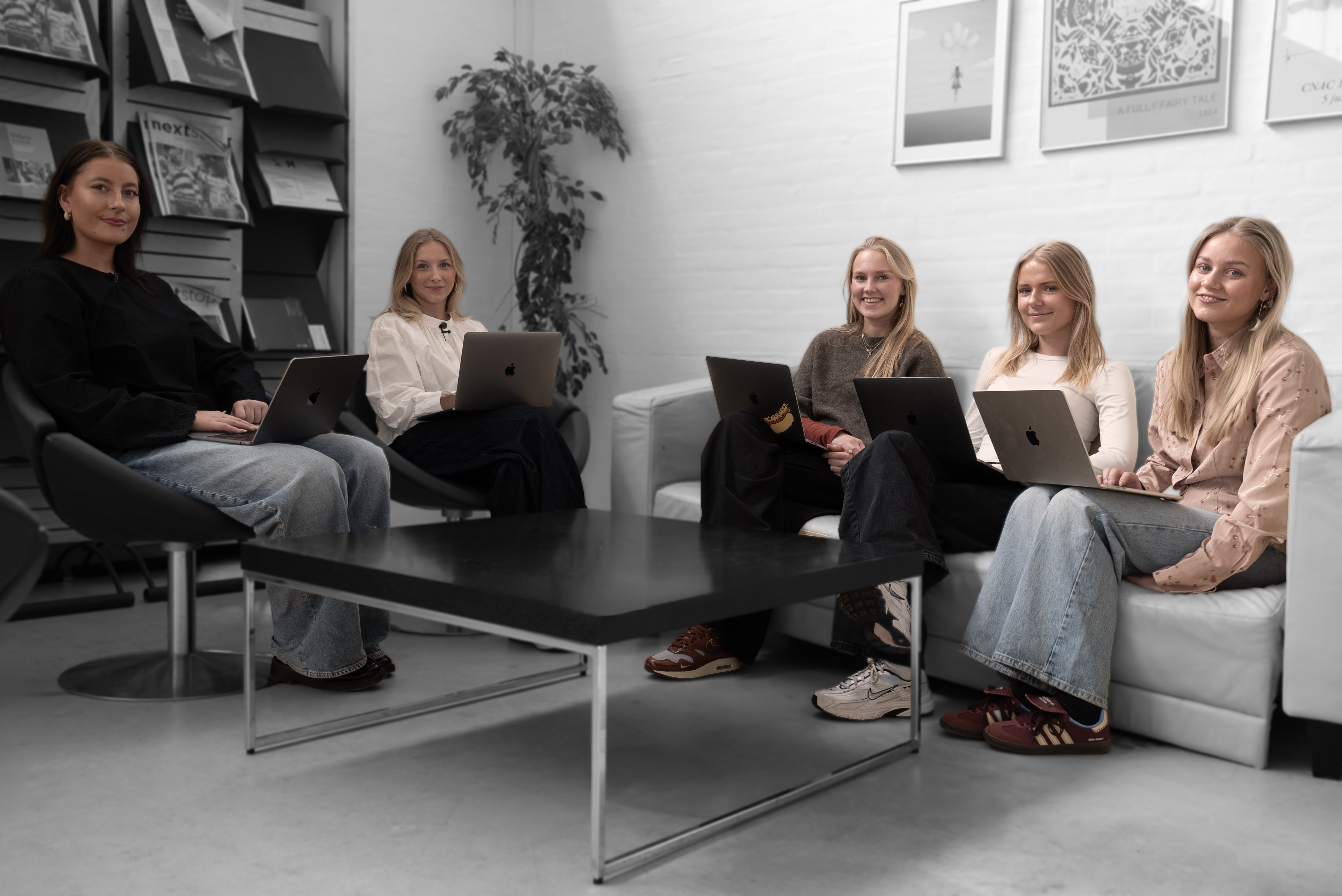 Handelsskoleelver laver gruppearbejde