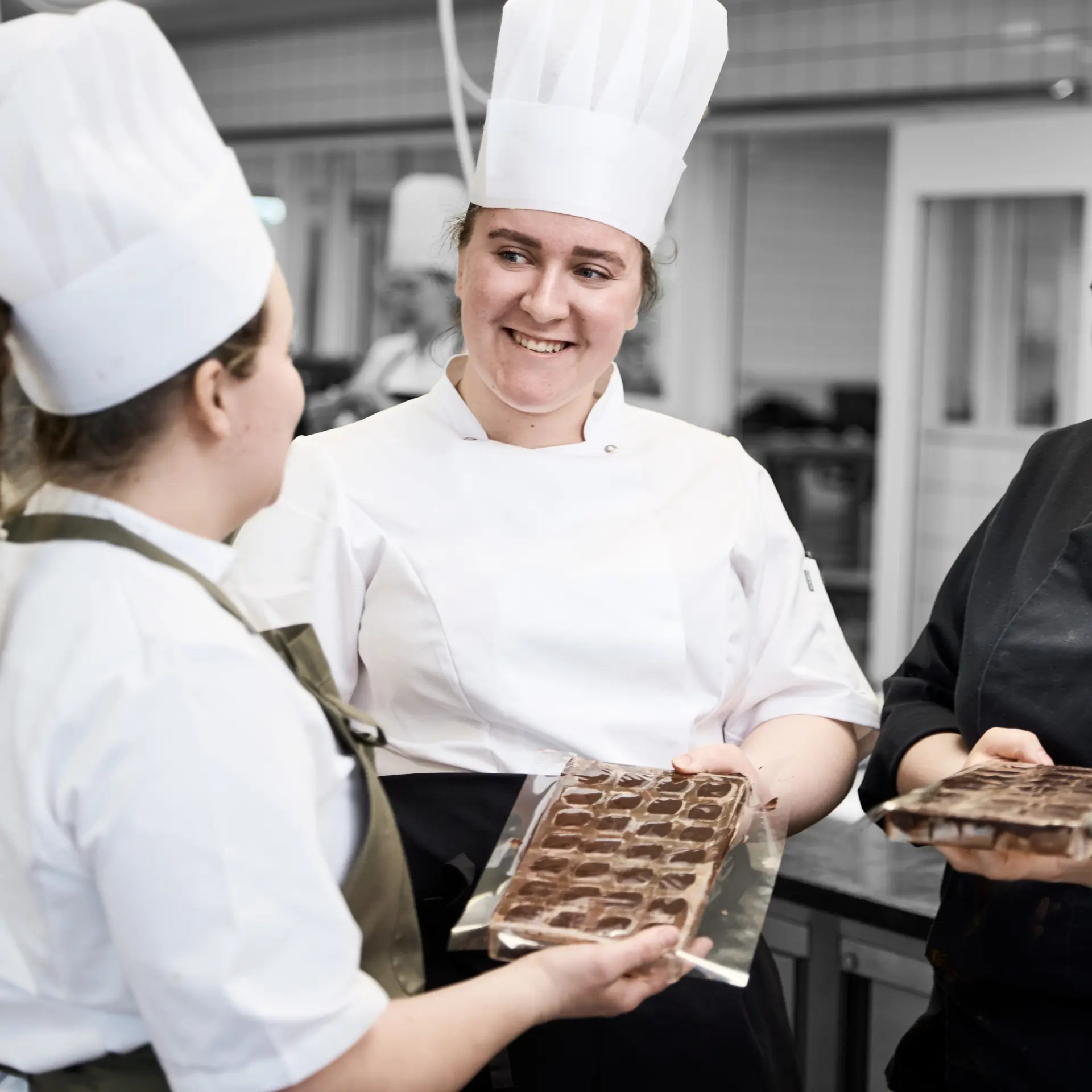 Konditorer arbejdere med chokolader