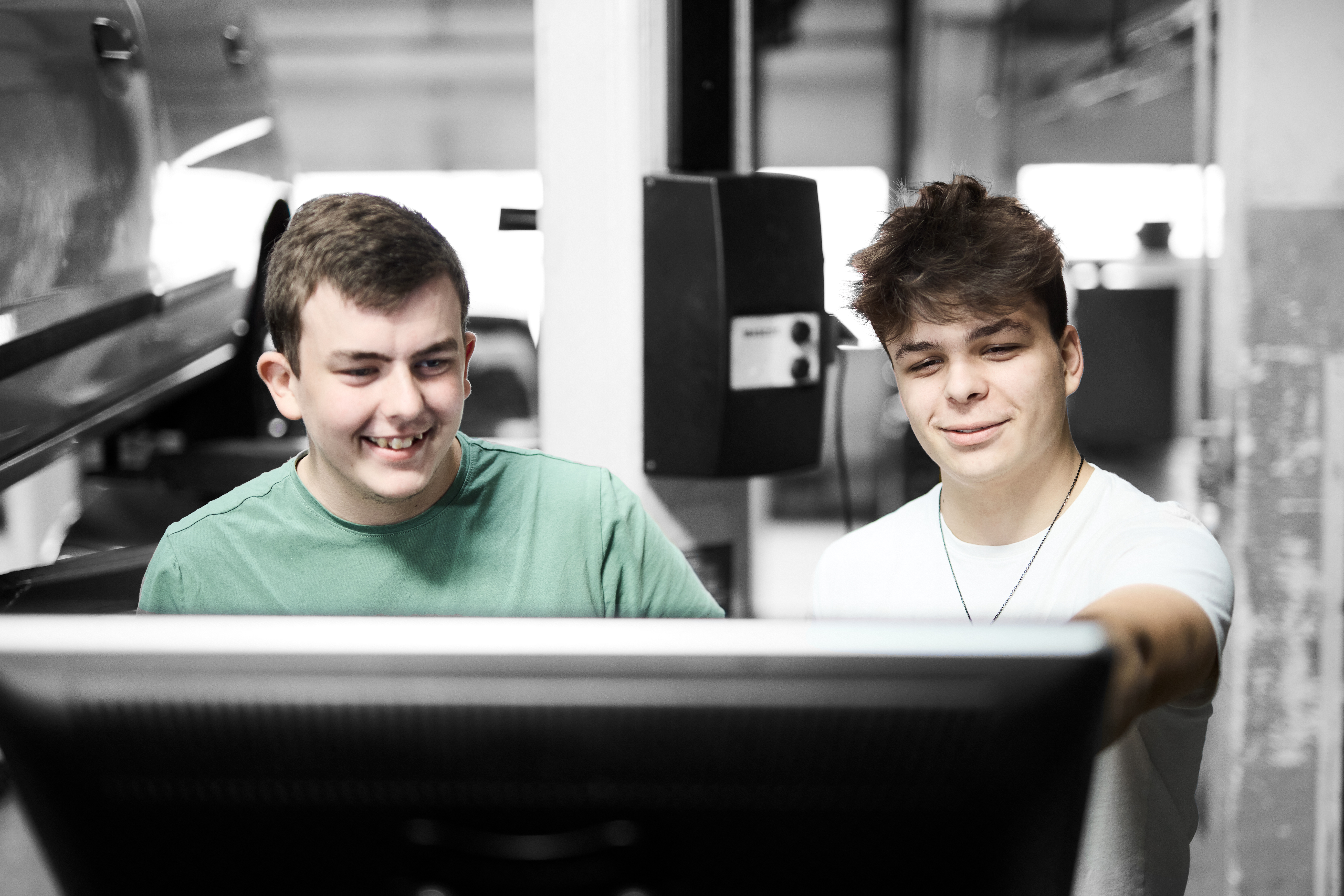 Mekanikere arbejder på en skærm