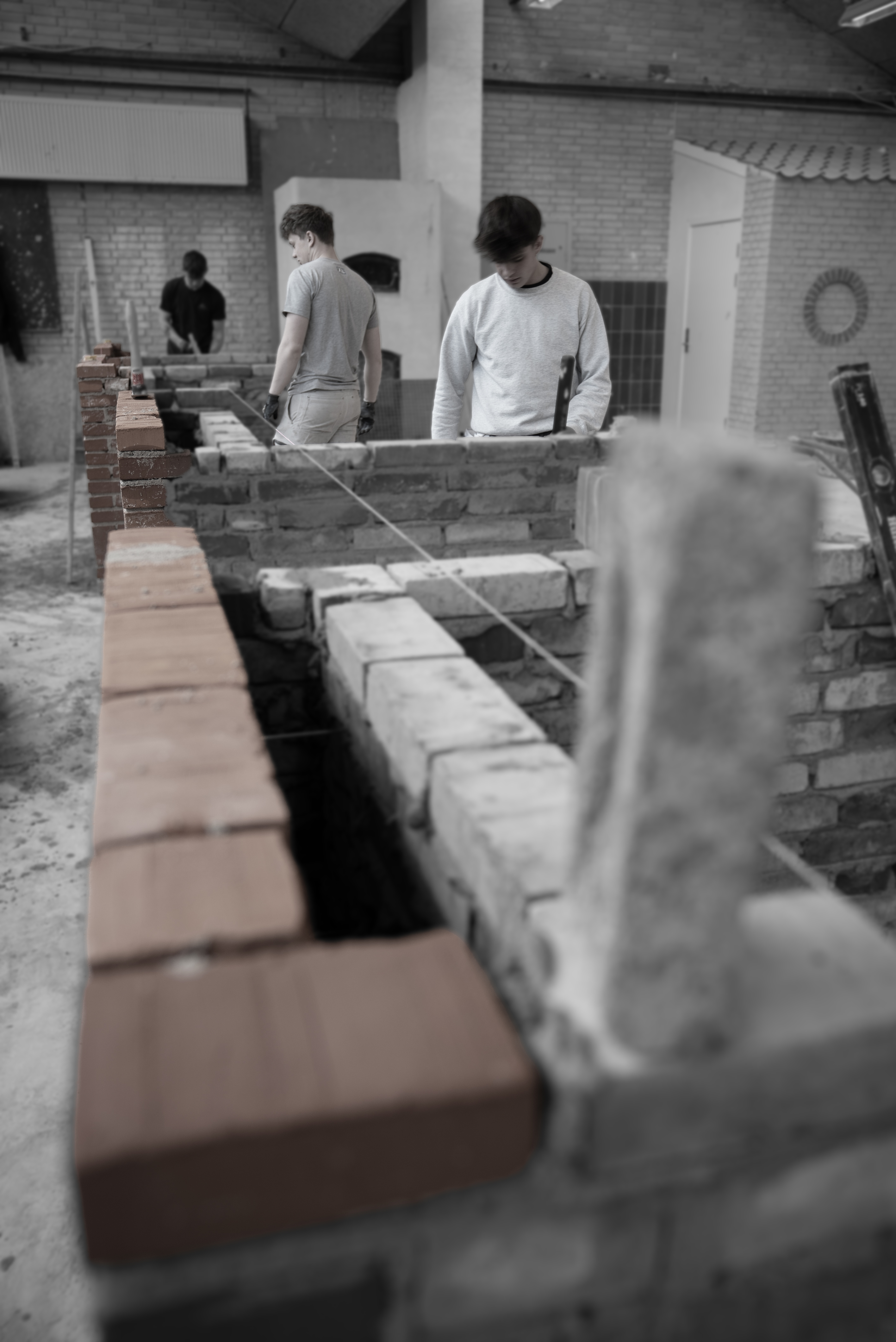 Elever på mureruddannelsen arbejder med mure