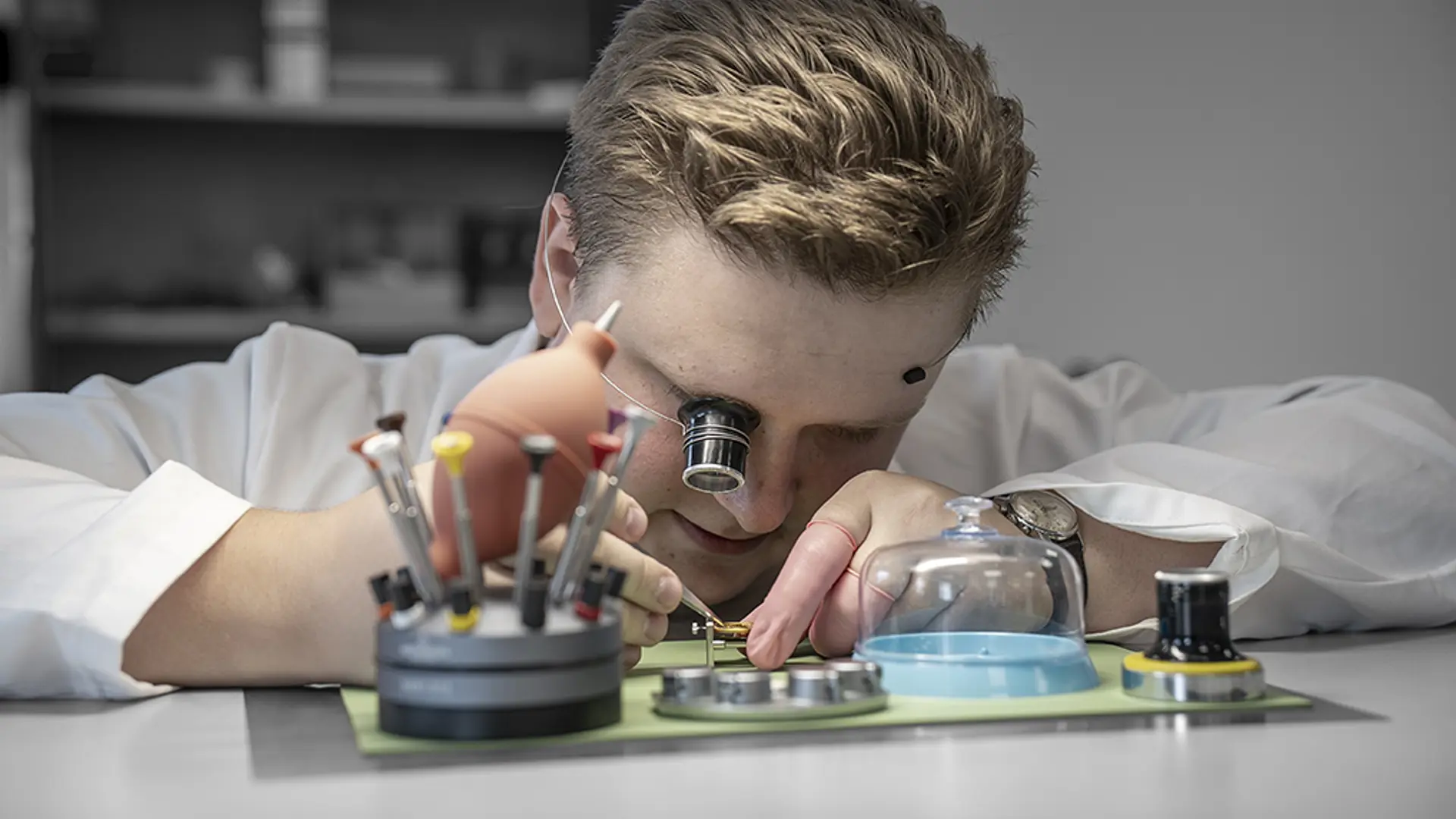 Elev på uddannelsen til urmager lærer gennem hands on opgaver