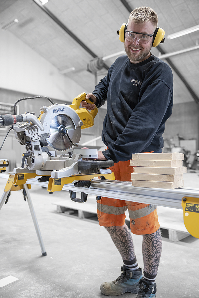 Elev på uddannelsen til Anlægs- og bygningsstruktør arbejder med maskine