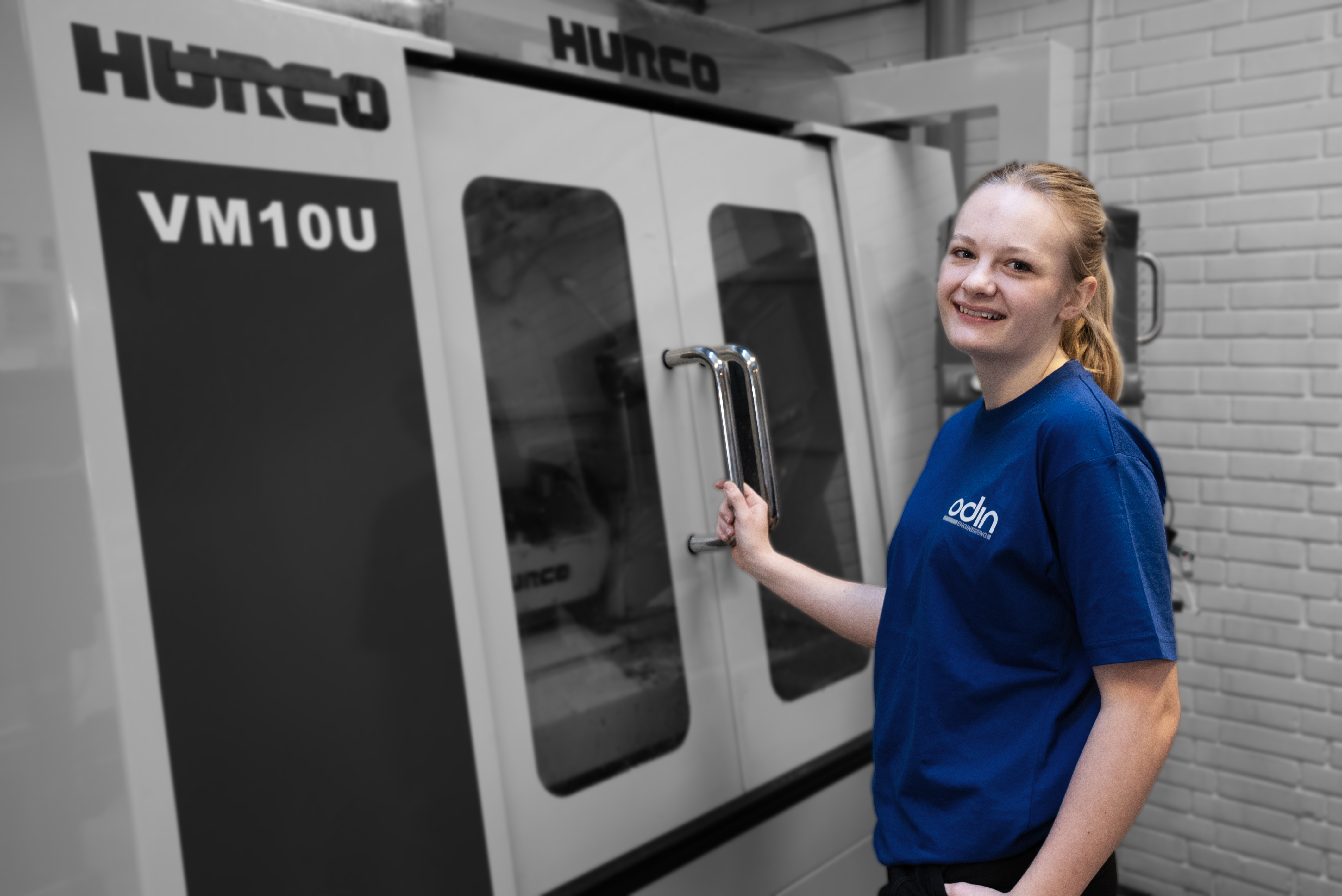 Elev på uddannelsen til industritekniker åbner maskine