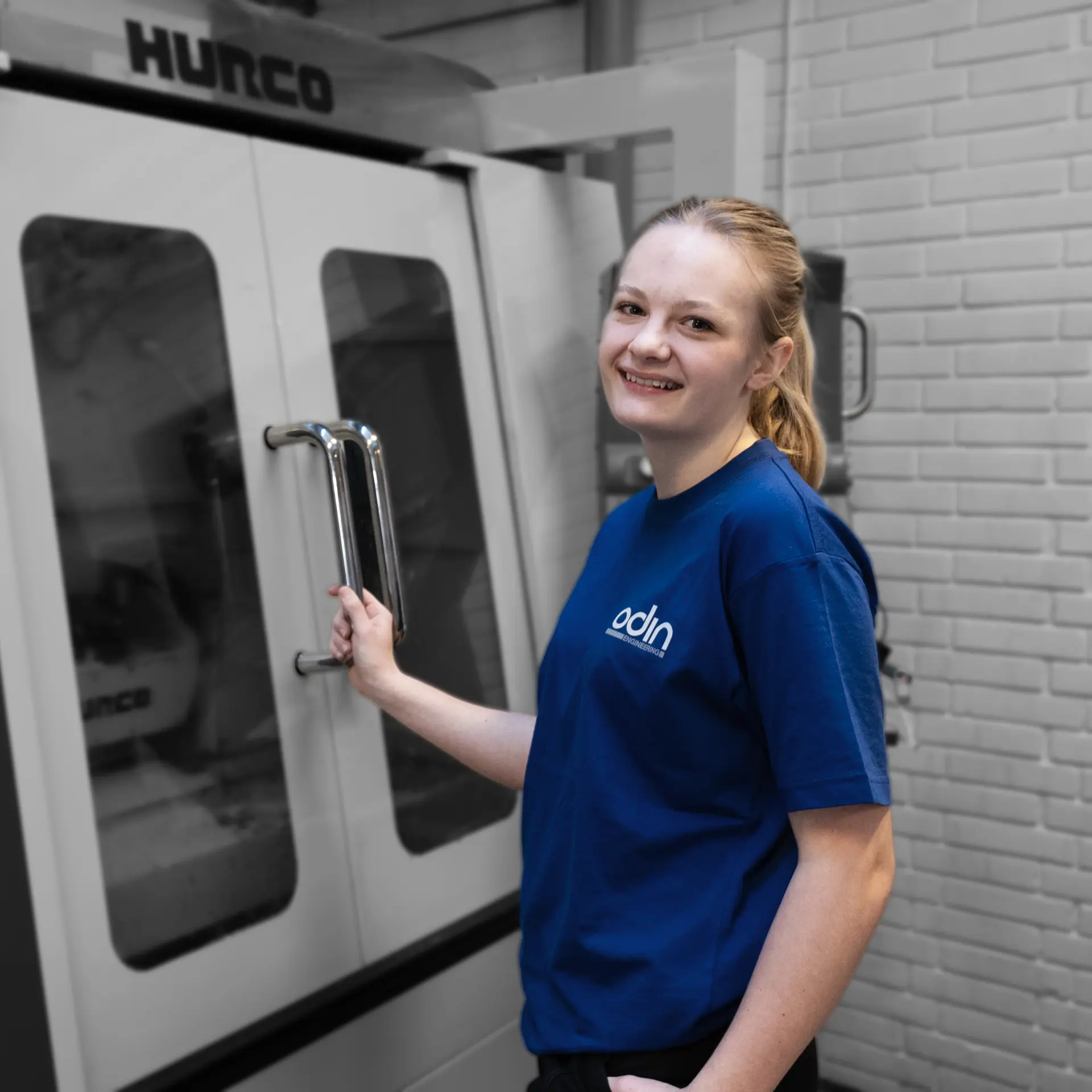 Elev på uddannelsen til industritekniker åbner maskine