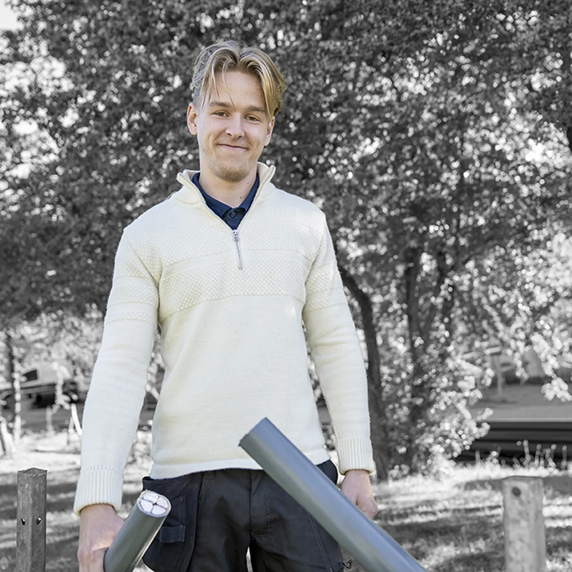 Elev på Forsyningsoperatøruddannelsen står udenfor og arbejder med grøn energi