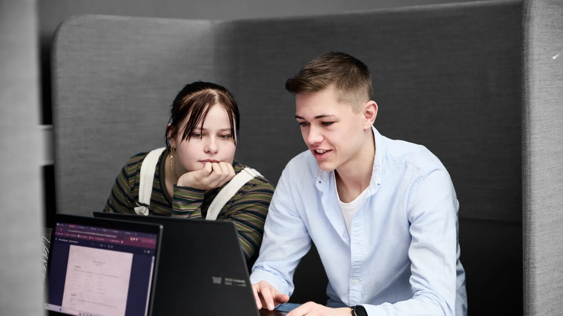 HTX-elever arbejder ved computer