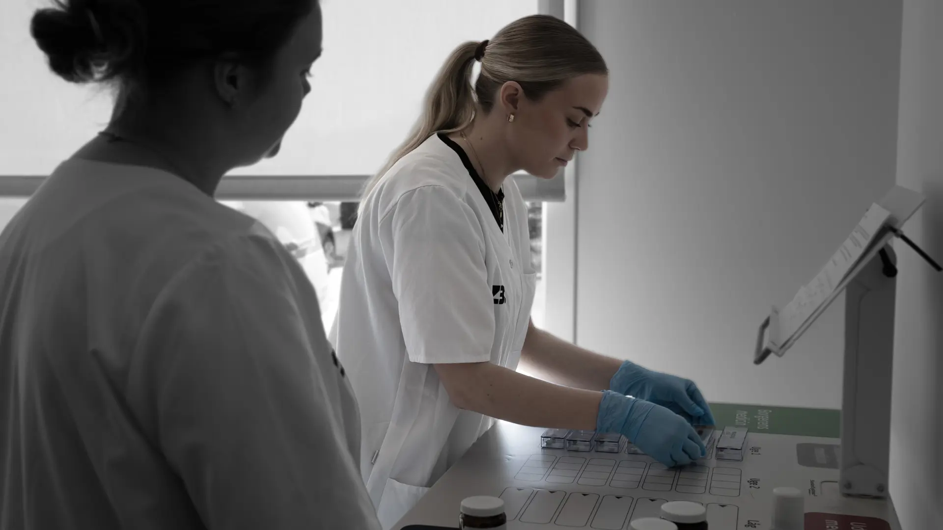 Elev på social-og sundhedsassistent doserer medicin 