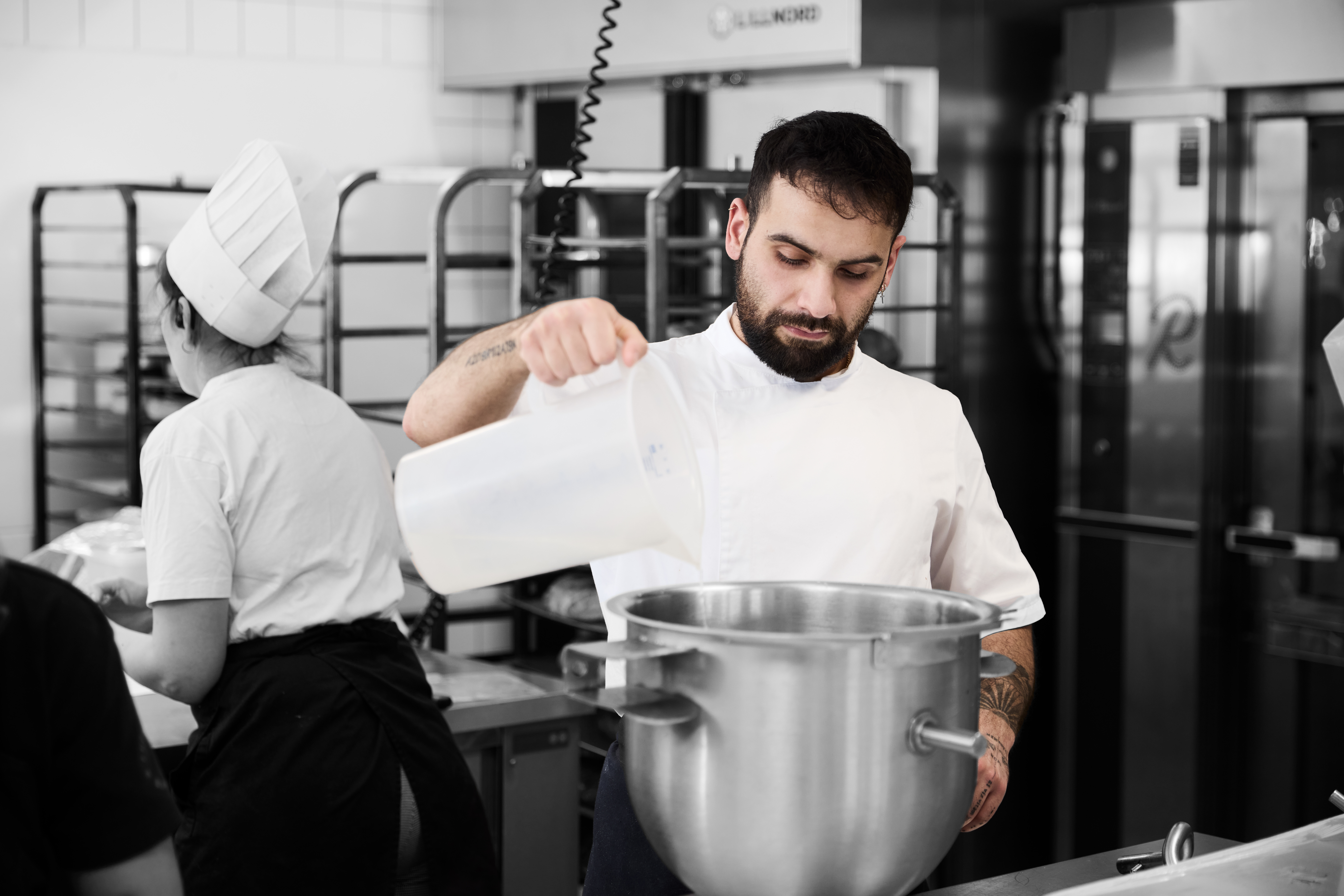 Bager arbejder i køkken