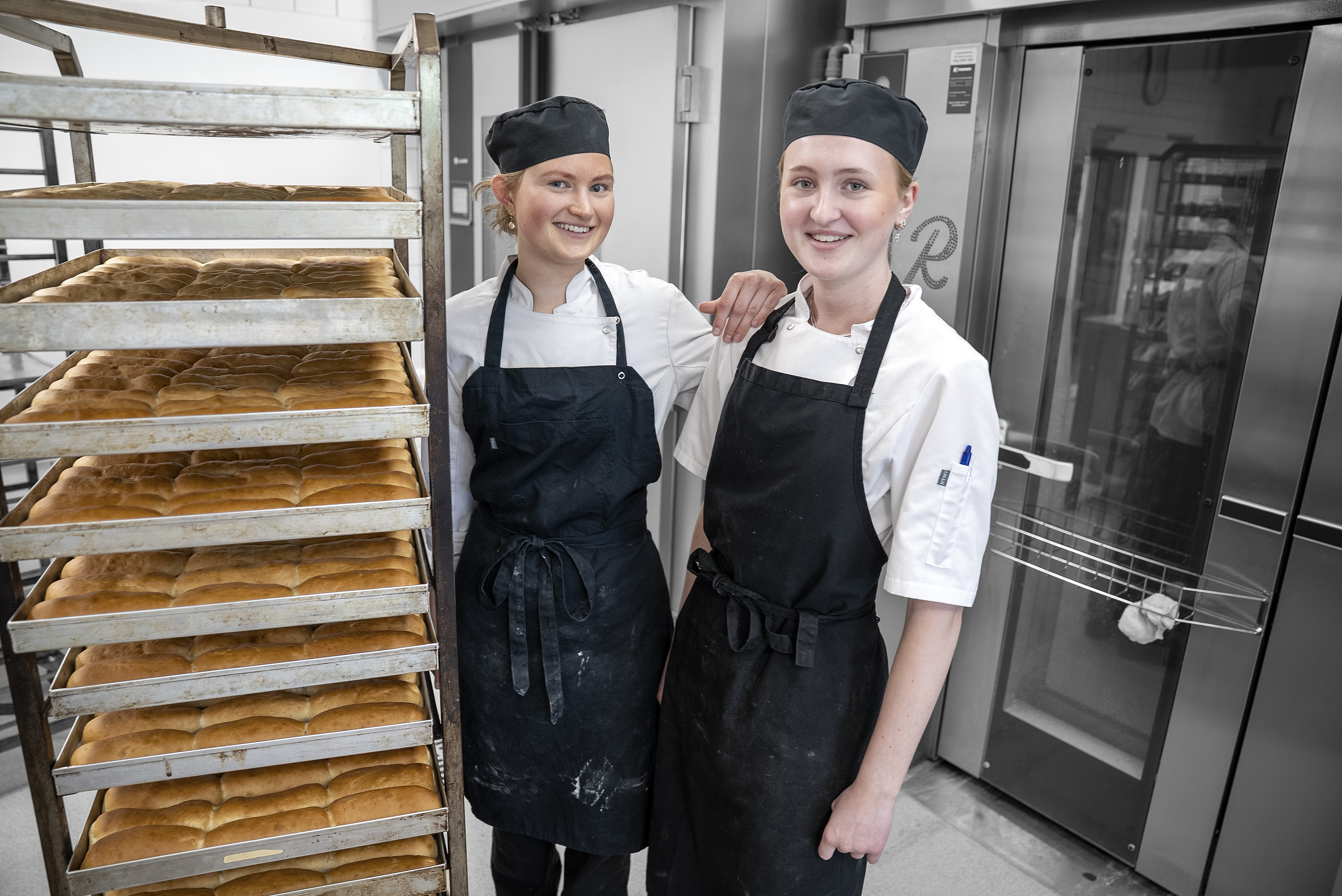 Elever på bager-  og konditoruddannelsen med forklæder på