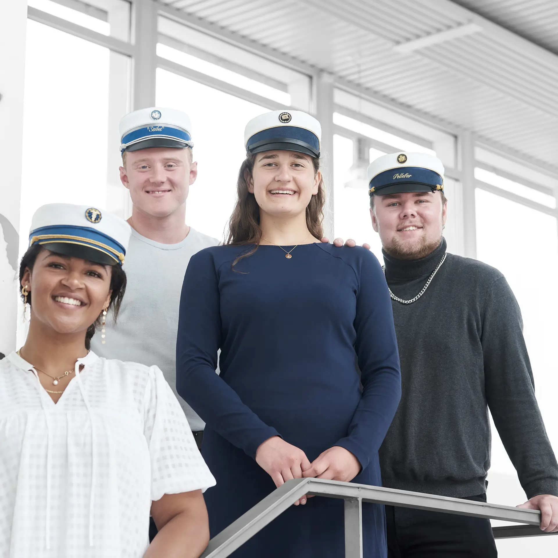 HHX- og HTX-elever med studenterhuer på