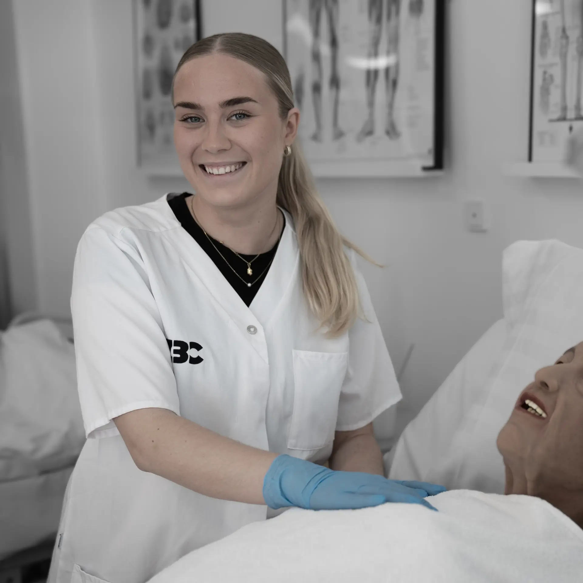 Elev på til social- og sundhedsassistent øver med træningsdukke