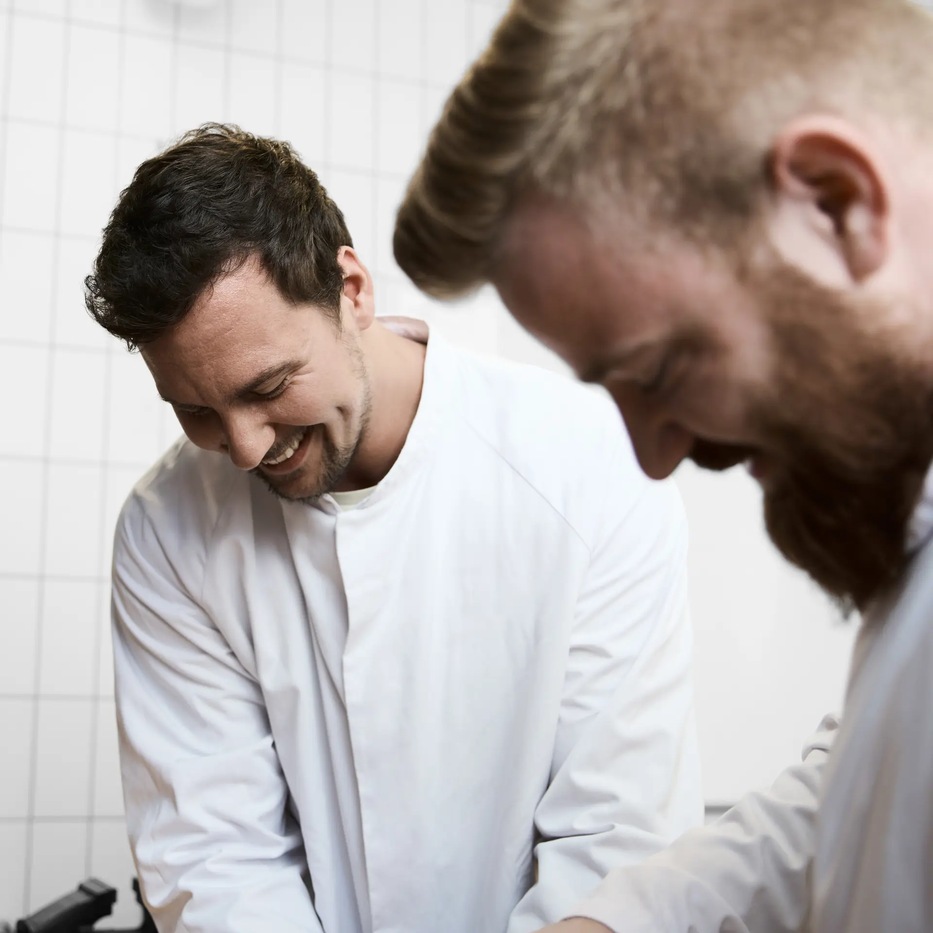 Procesoperatører arbejder i værksted