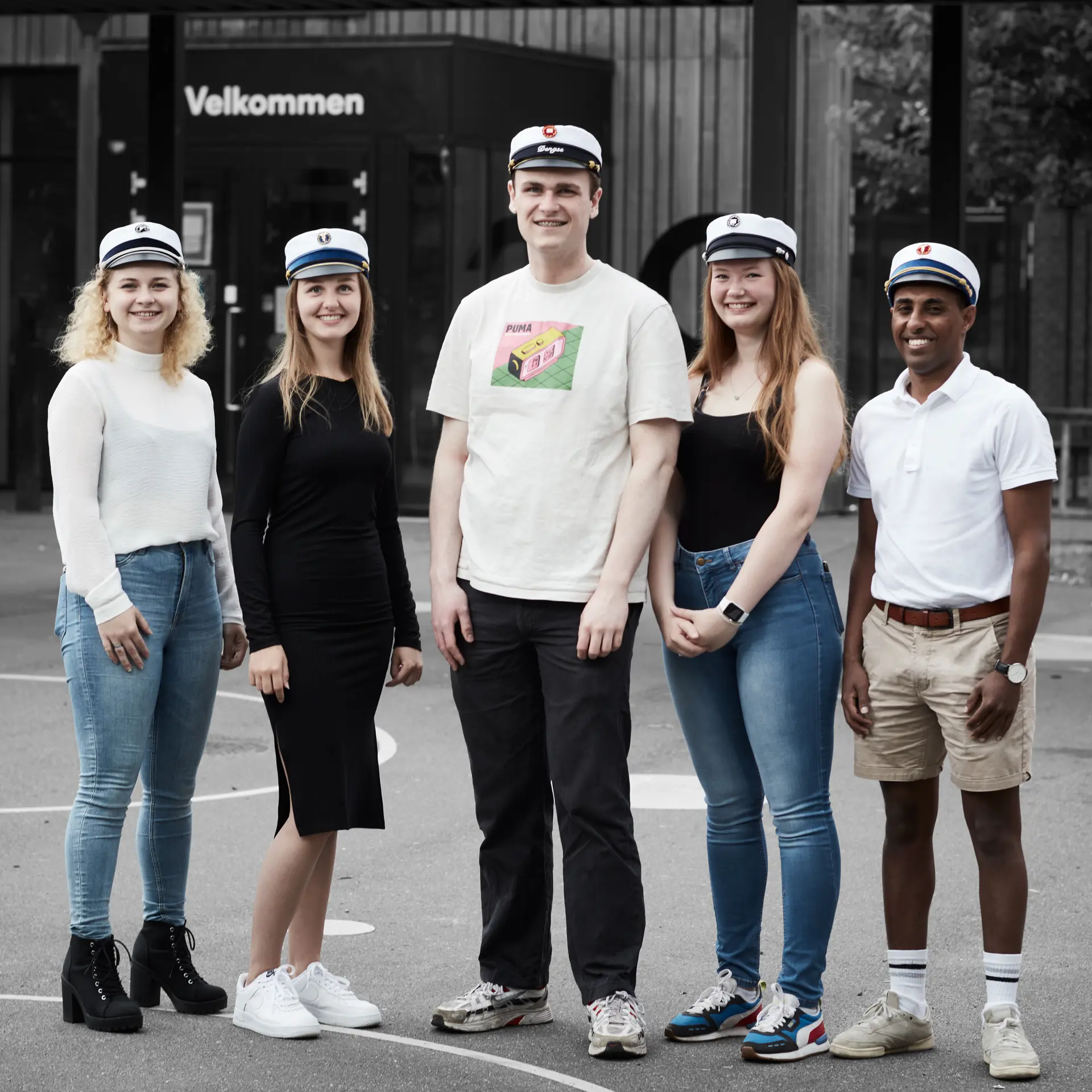 HHX- og HTX-elever med studenterhuer på