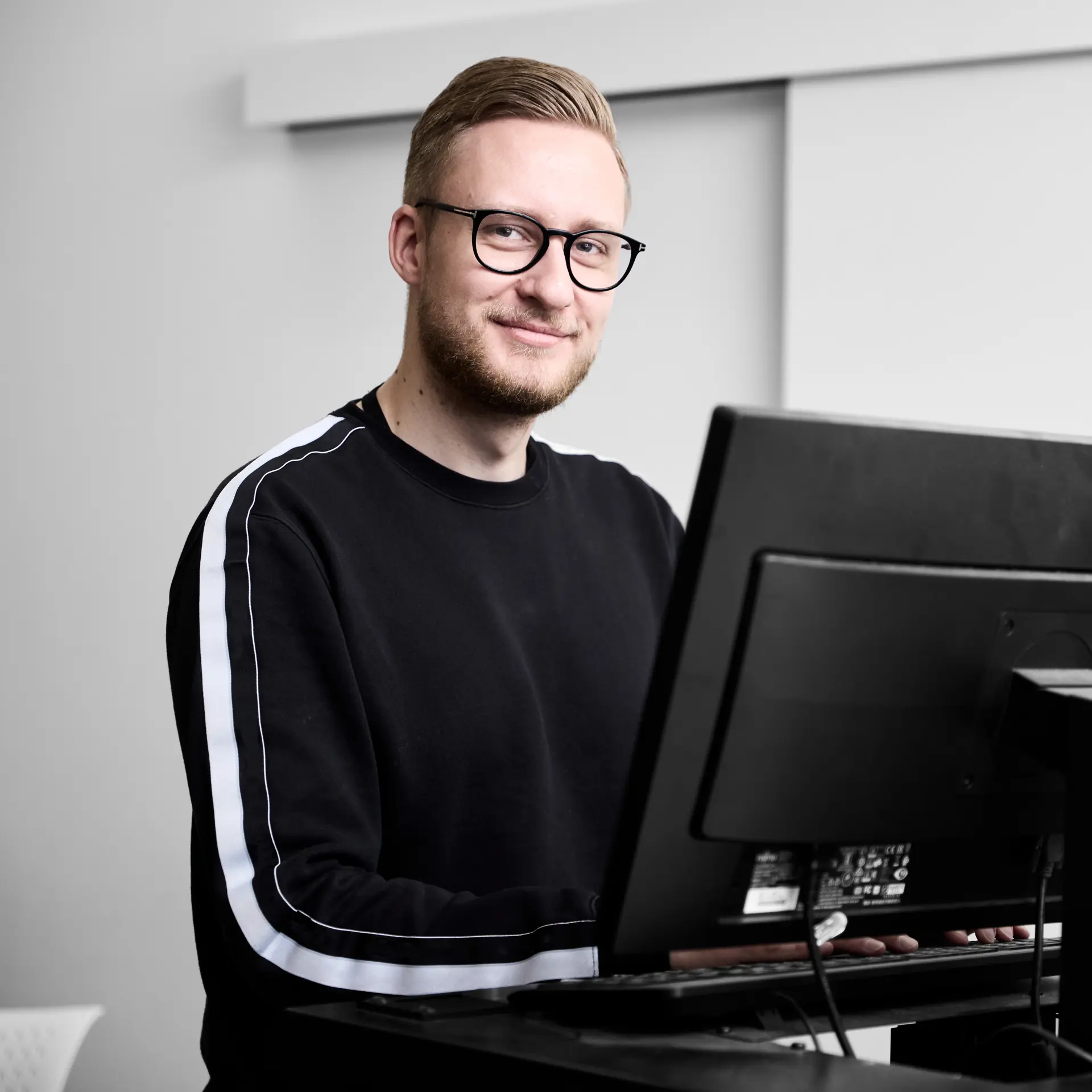Datatekniker arbejder på computer