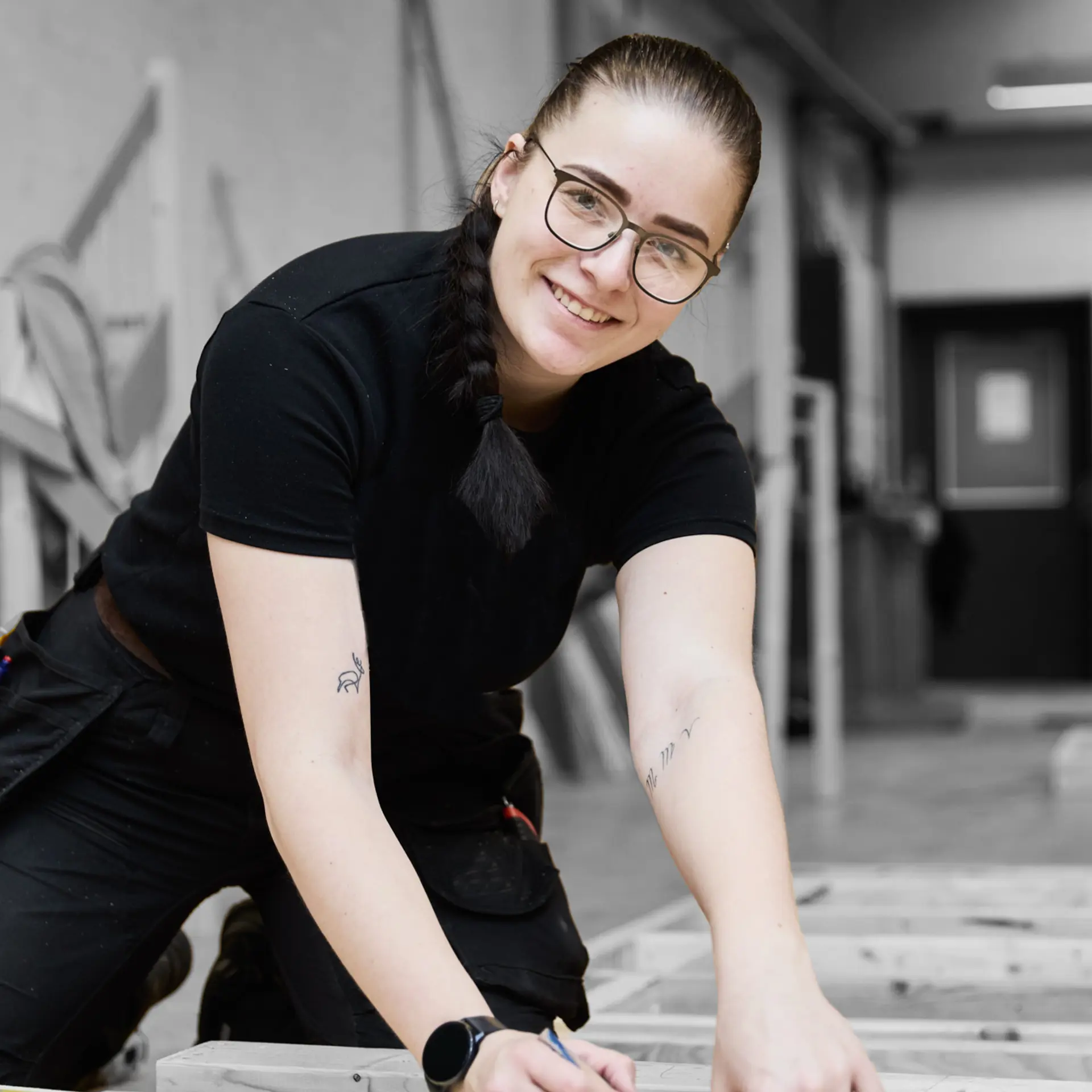 Tømrer måler et stykke træ