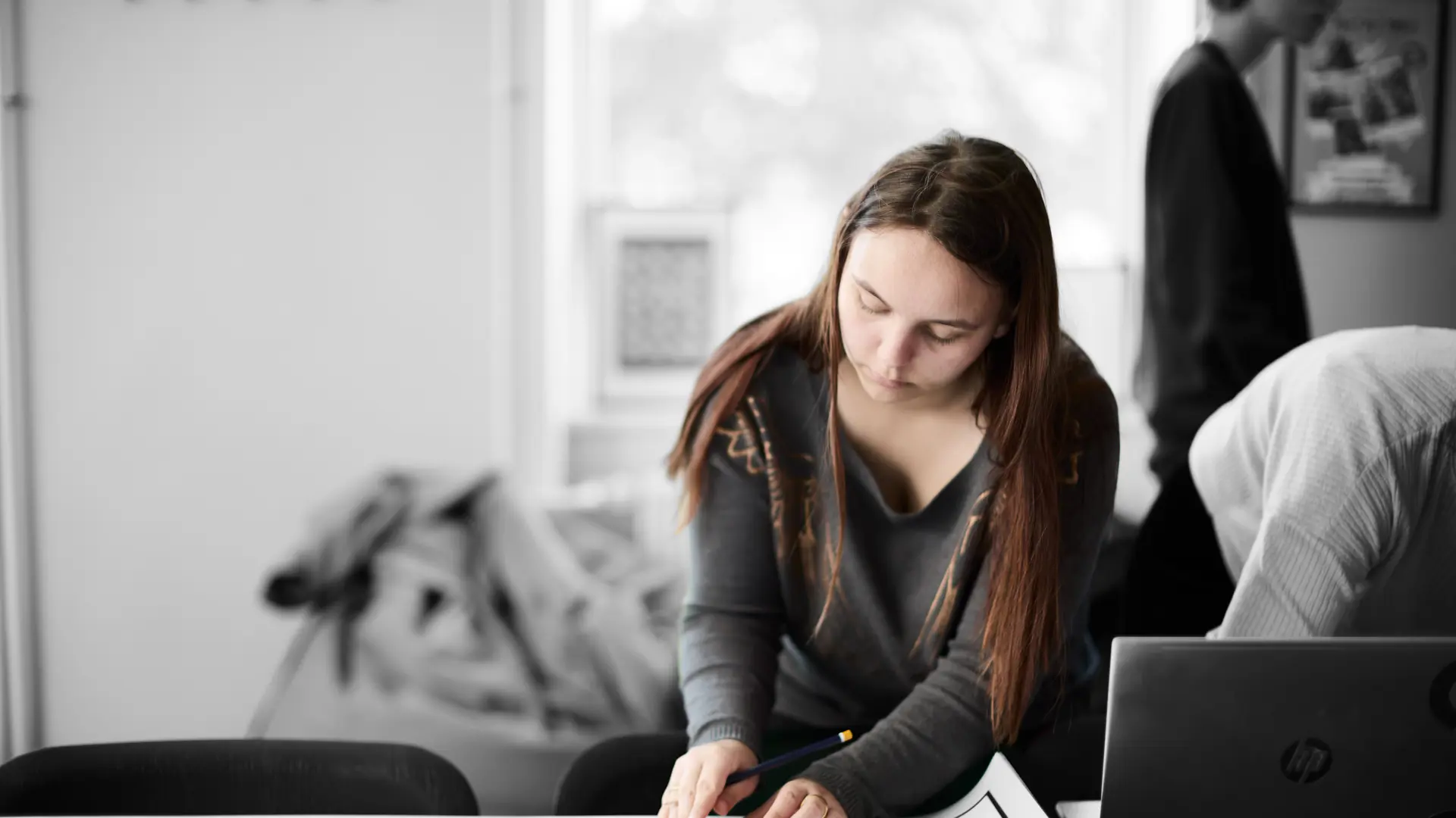 Business-elev arbejder på projekt