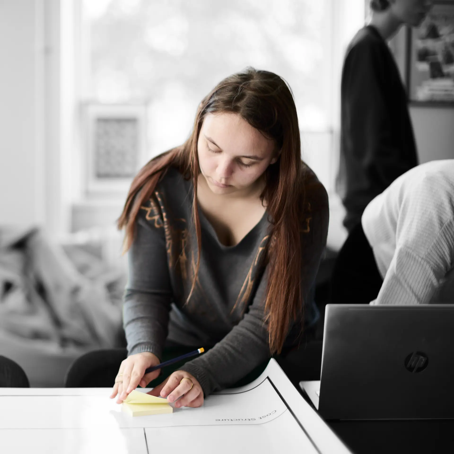 Business-elev arbejder på projekt